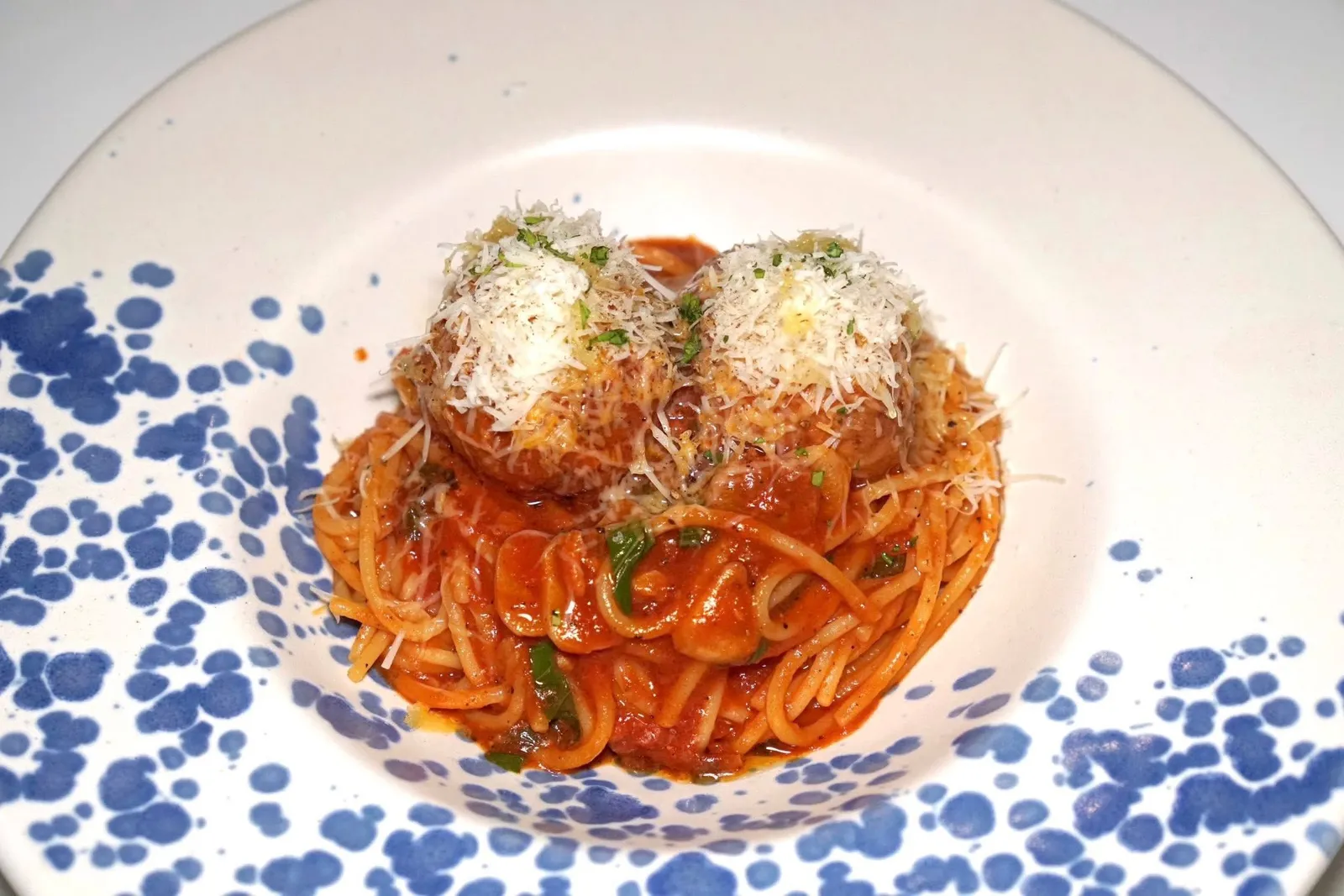 Spicy Meatballs Spaghetti (350++)our homemade juicy, smoky meatballs in a spicy tomato sauceพาสต้าเส้นสปาเก็ตตี้เสิร์ฟมากับซอสมะเขือเทศรสเผ็ด จุดเด่นคือมีทบอลชิ้นใหญ่ที่มีความสุกพอเหมาะสังเกตจากความนุ่มจนแทบจะละลายในปาก (13/20)
