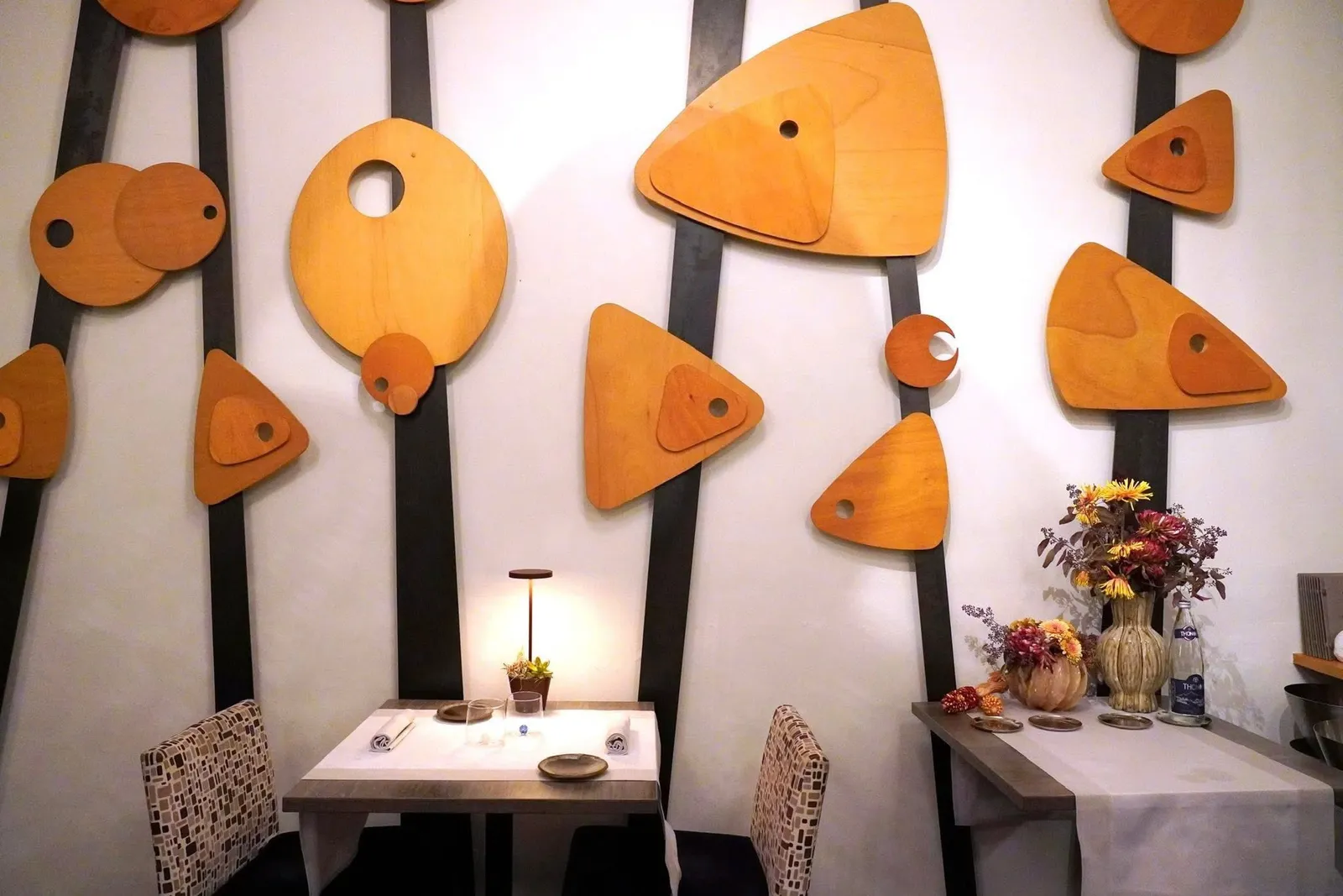 ภายในมีพื้นที่ค่อนข้างจำกัด การตกแต่งร้านเป็นไปอย่างเรียบง่าย