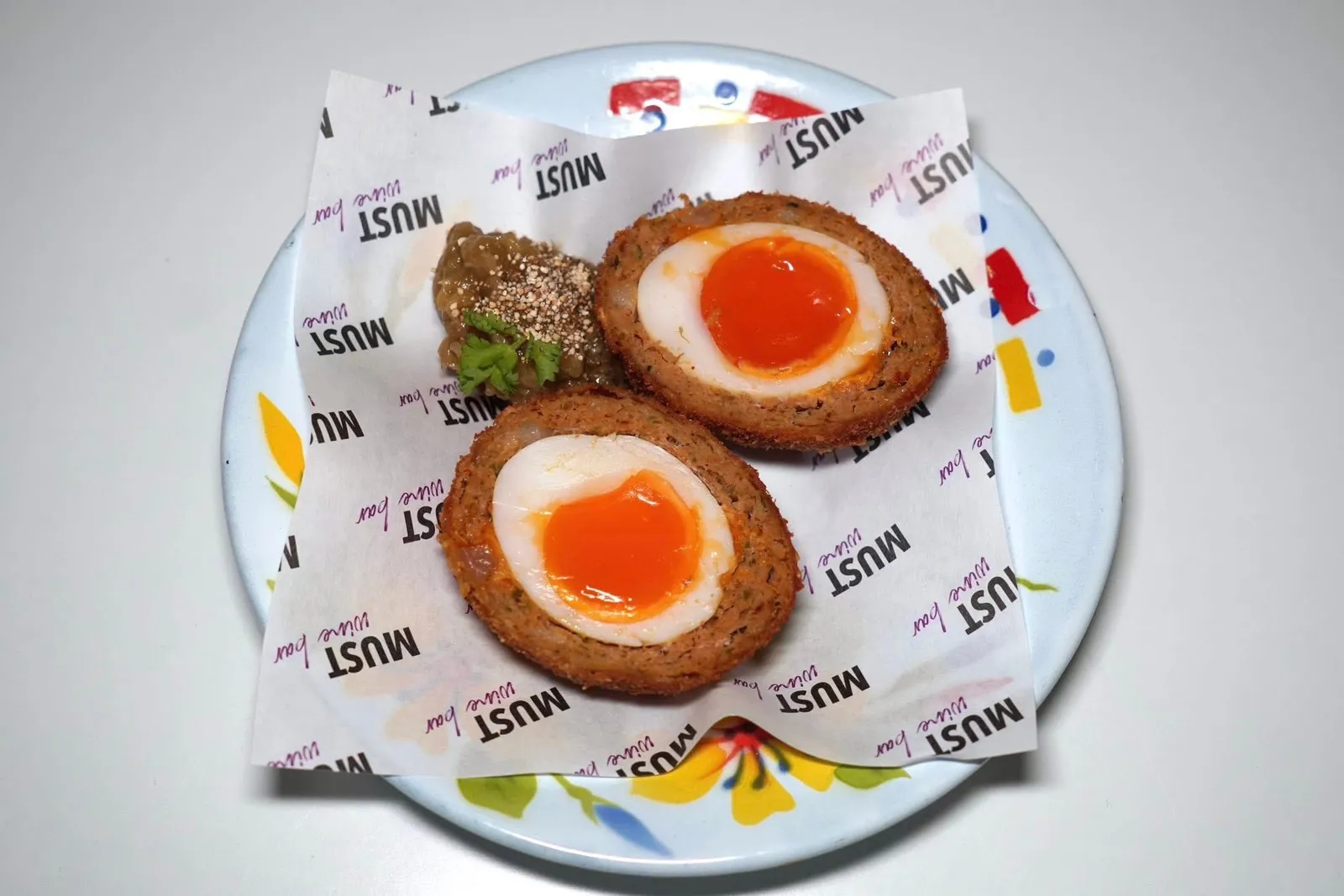 'Sai Oua' Scotch Egg (280++)homemade 'namprik noom' grilled chili relishไข่สก็อตที่ทางร้านปรับรูปแบบการเสิร์ฟมาใหม่โดยใส่อโรมาของเครื่องเทศจากภาคเหนือของไทยลงไปด้วย เนื้อไข่ขาวนุ่ม ไข่แดงเยิ้มละลาย เมื่อจับคู่กับน้ำพริกหนุ่มเข้ากันได้ดีมาก ๆ (14/20)