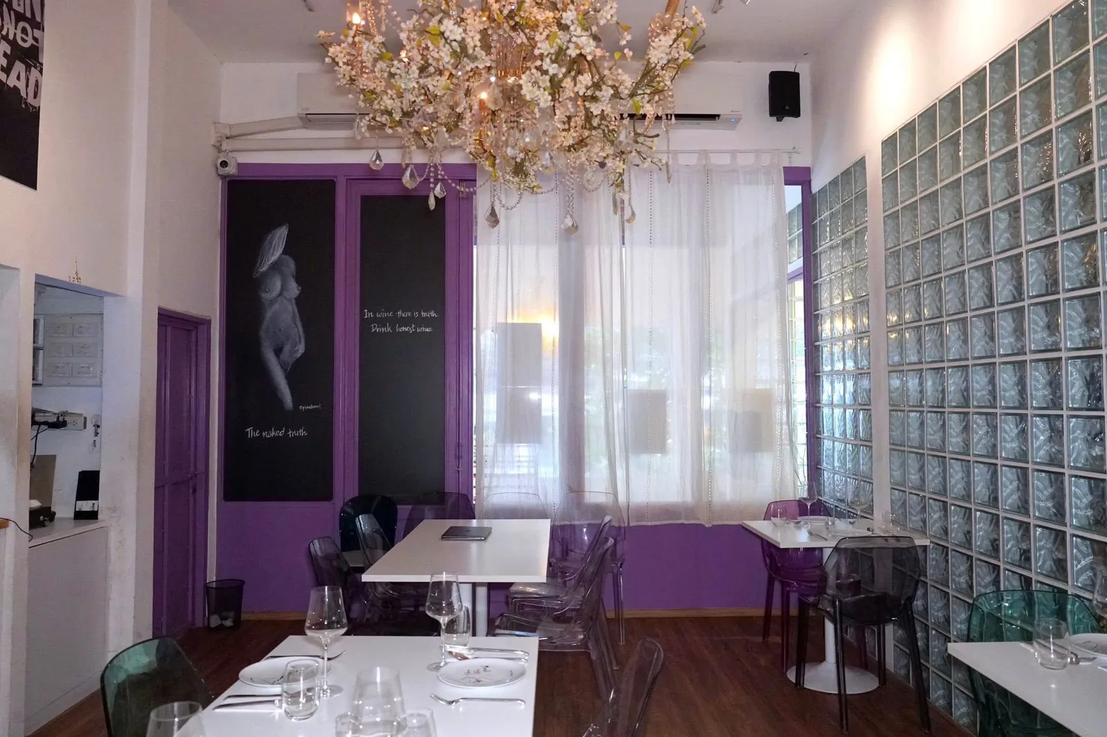 🎗️ Must Wine Bar คือร้านอาหารของเจ้าของบริษัท Fin Wine ผู้นำเข้าไวน์บูทีคมาเป็นรายแรก ๆ ของประเทศไทย