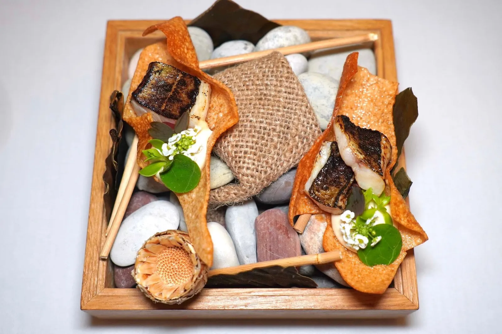 Amuse-boucheแผ่นข้าวเกรียบกรอบที่มีอโรมาจากน้ำส้มสายชู Jerez Vinegar อยู่ด้วย ด้านในคือเนื้อปลา Lisette ซึ่งเป็นปลาตระกูลแมคเคอเรล ยังมีซอสที่เตรียมให้มีความคล้ายคลึงกันกับ Caesar Salad Dressing ที่ผสมผสาน Celeriac แอนโชวี่ พาเมซานชีสใส่มาด้วย (16/20)