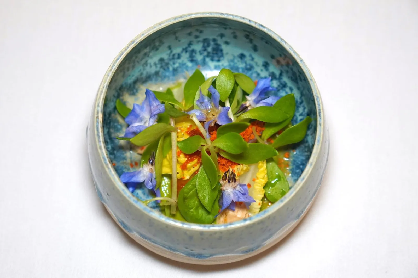 Amuse-boucheปลาเทร้าต์หมักในสไตล์คล้ายกันกับ Salmon Gravlax เสิร์ฟมากับสมุนไพรเช่นใบพาสลีย์ ใบเซเลอรี่ ยังมีซอสที่เตรียมจากสาเกใส่มาด้วย ด้านบนคือครัมเบิ้ลปาปริก้า (16/20)