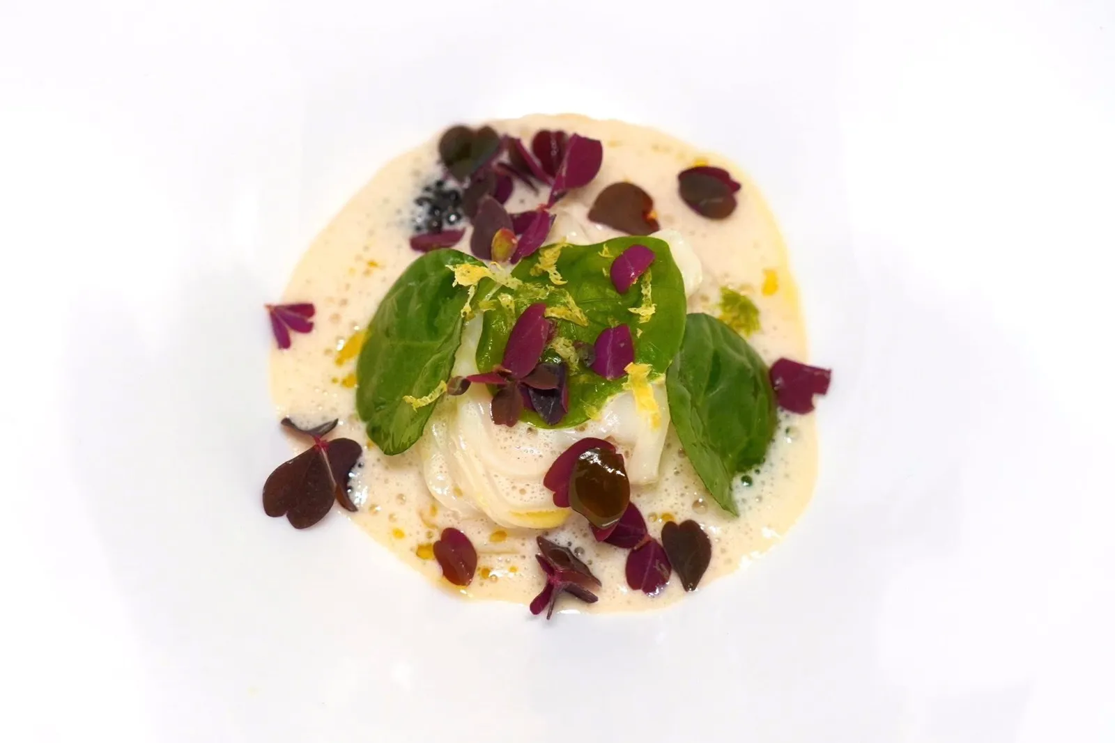 French Riviera - Carnaroli Rice - Nasturtium - Caviar - Squidตัวหมึกจากทะเล Mediterranean หั่นมาเป็นเส้น Tagliatelle จับคู่กับซอสของหอยจิ๋วจากฝั่งทะเล Adriatic ด้านล่างคือข้าว Carnaroli Risotto จากแคว้น Piedmonte ประเทศอิตาลีปรุงมากับเนยและเลมอนจากเมือง Menton อีกฝั่งหนึ่งคือออสซีตร้าคาเวียร์ช่วยเพิ่มรสเค็มอุมามิ เชฟยังใส่ใบผักโขม, ใบ Nasturtium และผิวเลมอนมาด้วย (17/20)