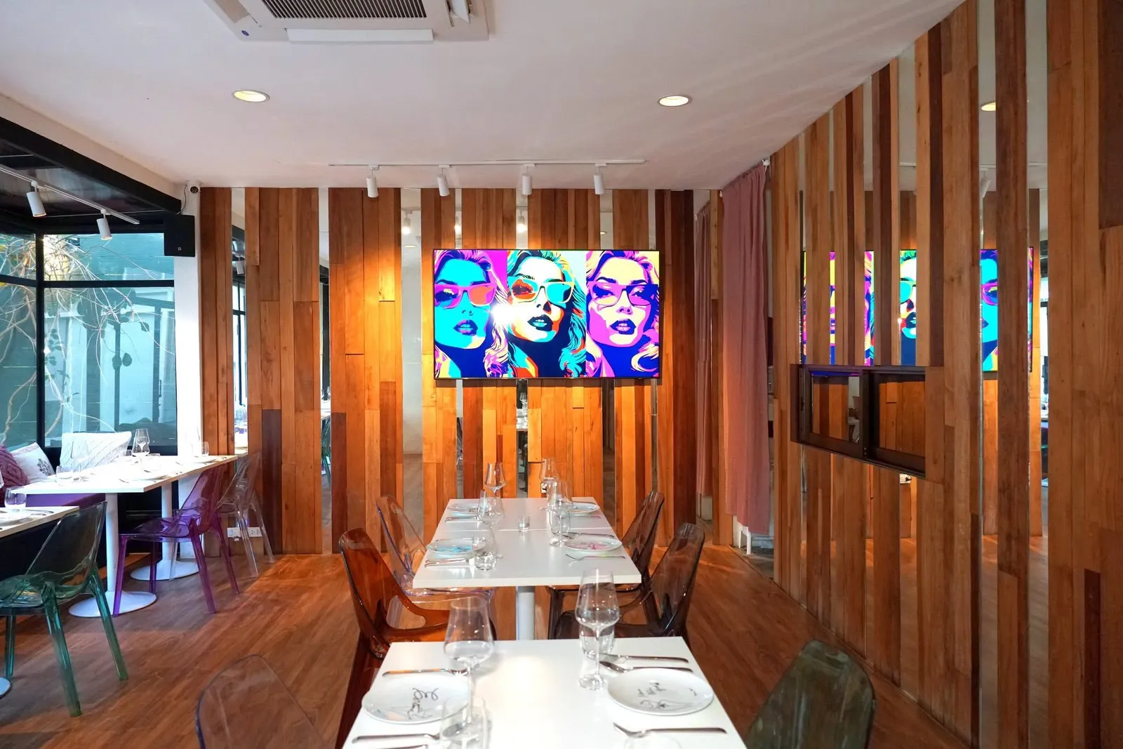 ตัวร้านตั้งอยู่บนชั้น 2 ของโครงการ Sodality ทันทีที่เดินเข้าร้านจะพบกับไวน์จำนวนมากที่ผ่านการคัดสรรมาเป็นอย่างดี