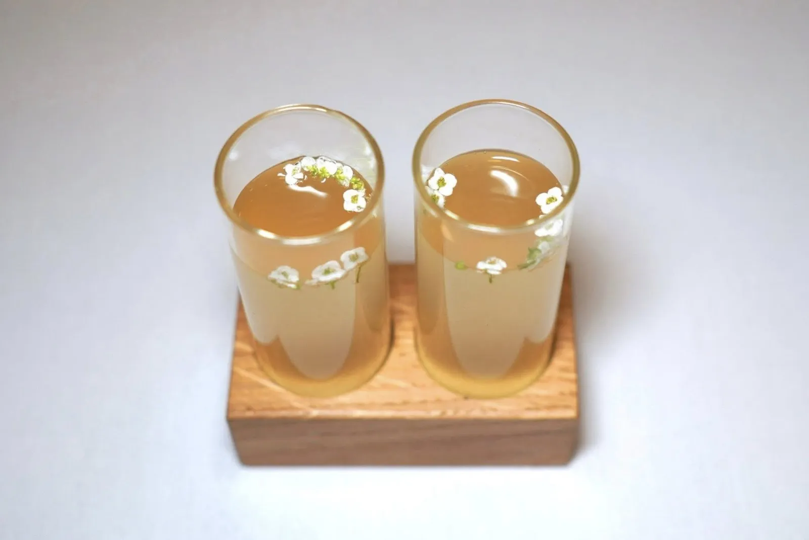 Amuse-boucheเริ่มต้นด้วย Kefir เป็นเครื่องดื่มหมักจากแถบเทือกเขา Caucasus ที่เต็มไปด้วยโพรไบโอติค มีความซ่าเบา ๆ ในที่นี้เชฟเตรียมมาจากมะเดื่อฝรั่งขาวแห้ง (Dried White Fig) ผสมผสานกับความสดชื่นของเลมอนจากเมือง Menton (16/20)