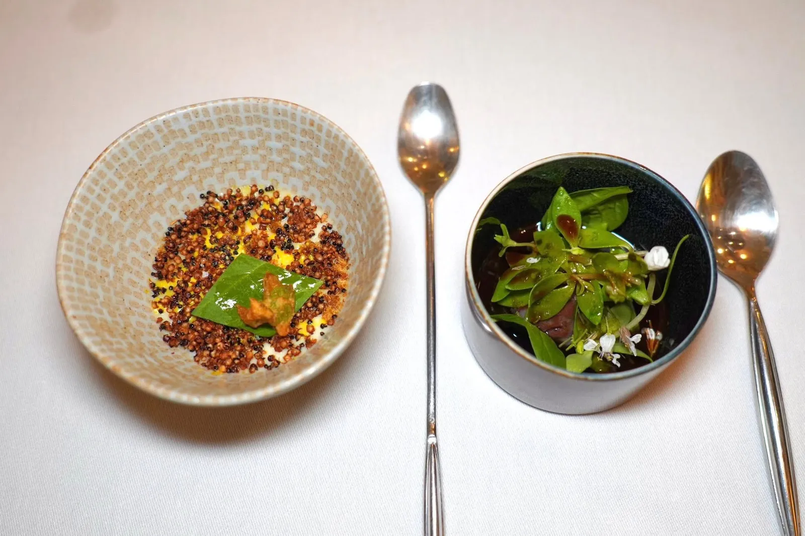 lodine and Spices - The Maralpin Terroirคอร์สนี้เชฟเสิร์ฟมันฝรั่งบดเนื้อเนียนที่มีความหอมของรากขมิ้นชันสด เชฟเพิ่มมิติทางเนื้อสัมผัสด้วยควินัวกรอบและความสดชื่นจากใบซอเรล อีกฝั่งหนึ่งคือ Boudin Noir หรือ Black Pudding โฮมเมดจาก Franch Guiana คลุมด้วย Lardo di Colonnata ให้ความเค็มอูมามิ นอกจากนี้ยังมีความหอมของผิวมะกรูดและความสดชื่นจากน้ำมัน Nasturtium อีกด้วย (16/20)