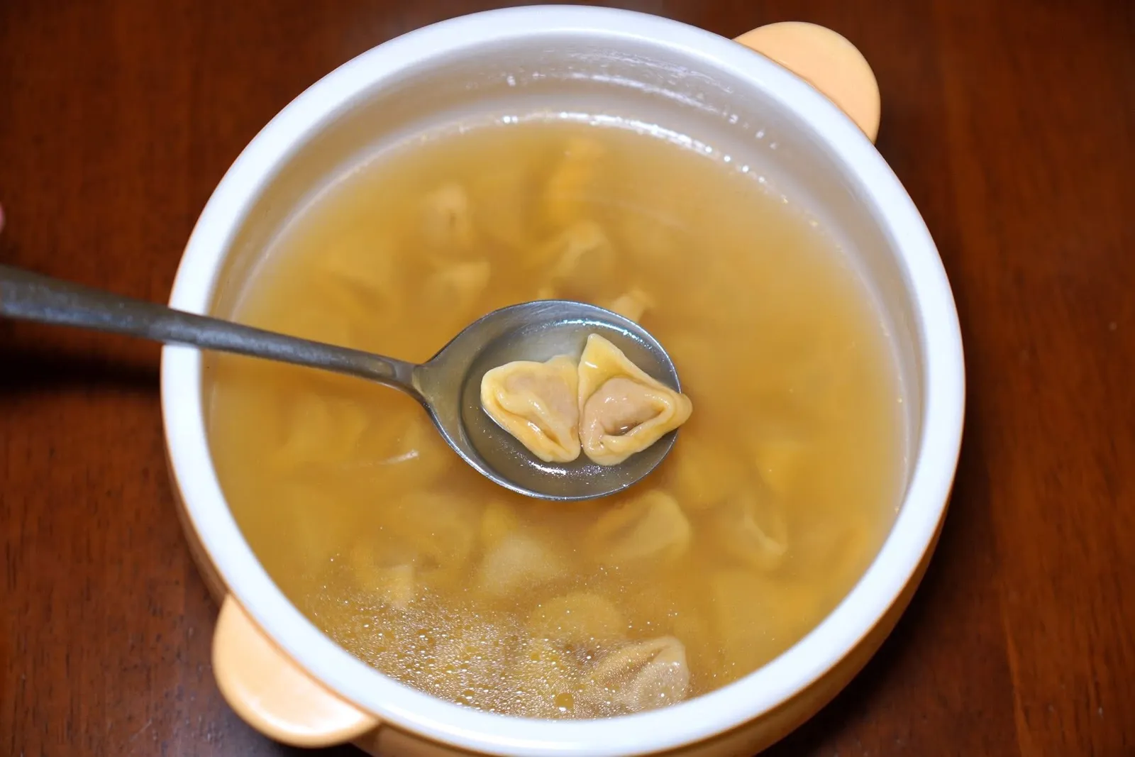 Tortellini in Brodo (330++)Ring shaped pasta with mixed meat, mortadella and Prosciutto di Parma in Capon brothTortellini in Brodo ถือเป็นหนึ่งในเมนูคลาสสิกและเป็นสัญลักษณ์ของแคว้น Emilia-Romagna โดยเฉพาะเมือง Bologna และ Modena เมนูนี้มีความผูกพันทั้งในเชิงวัฒนธรรมและประเพณี พาสต้าทรงเกี๊ยวขนาดจิ๋ว ด้านในสอดไส้เนื้อหมู, Parma Ham และ Mortadella ให้รสชาติเค็มเบา ๆ จากนั้นนำไปต้มจนสุกแล้วเสิร์ฟมาในซุปไก่ร้อน ๆ รสชาติเบา ๆ ซดแล้วคล่องคอ (14/20)