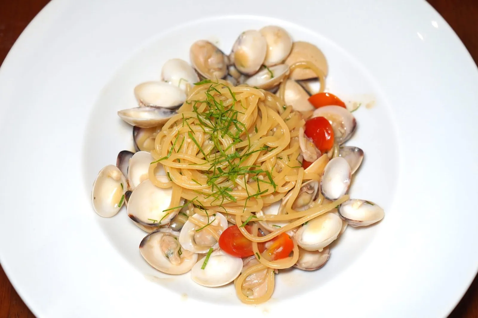 Spaghetti alle Vongole Veraci (590++)Pasta with imported clams, garlic, white wine, parsleyพาสต้าเส้น Spaghetti คลุกเคล้ากับกระเทียม มะเขือเทศ หอยลายนำเข้า และไวน์ขาว รสชาติเฉพาะตัวของหอยลายและไวน์ที่ผ่านความร้อนผสานเข้สกันได้อย่างลงตัว (13/20)