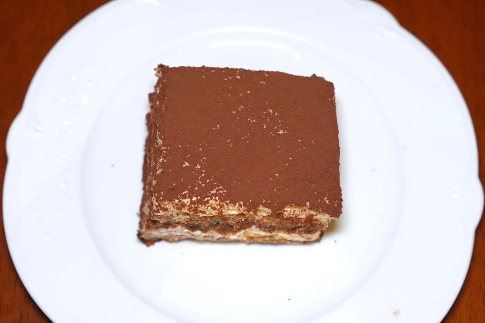 Tiramisu (240++)Creamy mascarpone mousse, espresso dipped lady fingers, dusted with bitter cocoa powderขนมหวานสุดคลาสสิคที่ร้าน Via Emilia นำเสนอออกมาในรูปแบบดั้งเดิมโดยการนำเลดี้ฟิงเกอร์ไปจุ่มลงในกาแฟเอสเปรซโซ่ จากนั้นวางสลับกับ Mascarpone หอมมัน จากนั้นนำไปแช่เย็น ด้านบนโรยด้วยผงโกโก้ให้รสผสานเข้ากันกับความครีมมี่ของ Mascarpone ได้อย่างลงตัว (13/20)