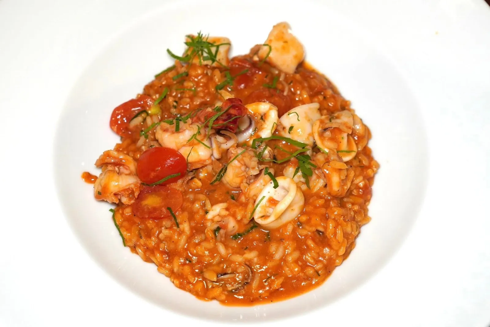 Risotto Alla Pescatora (570++)Carnaroli rice slow cooked with seafood, tomato, fresh parsleyรีซอตโต้ที่เตรียมมาจากข้าว Carnaroli ปรุงสุกกับอาหารทะเลหลายชนิดผสมผสานกับความเปรี้ยวอูมามิของมะเขือเทศและความสดชื่นของพาสลีย์ (14/20)