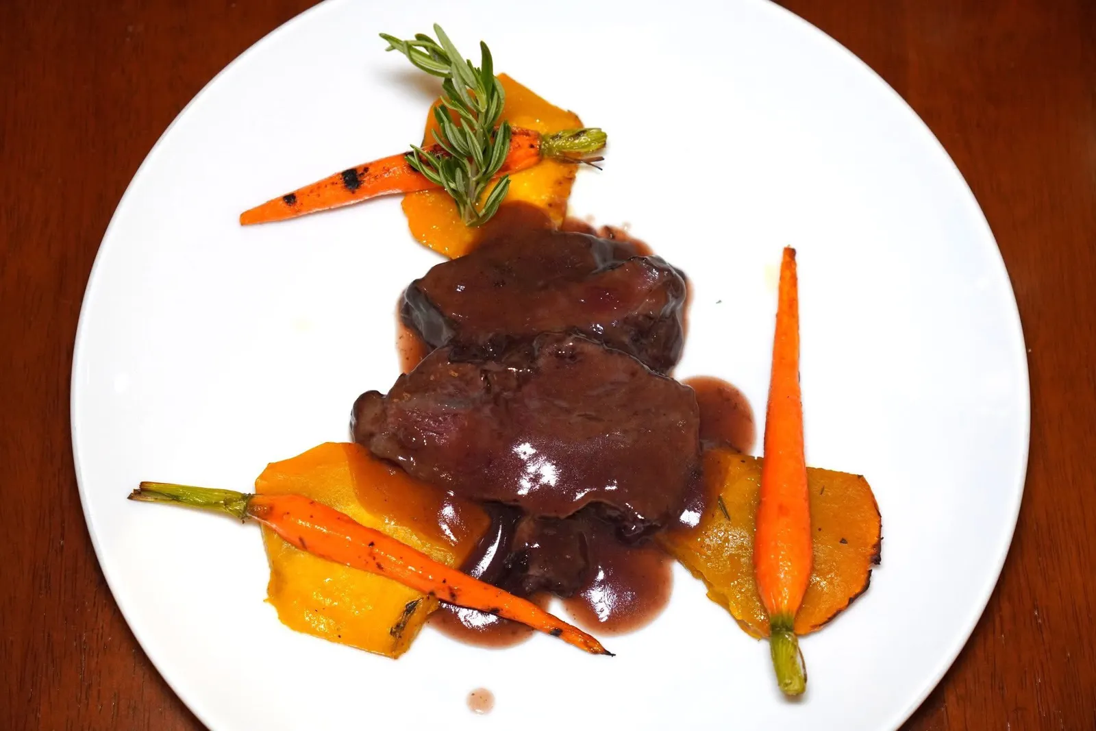 Guancia Stracotta (650++)Red wine braised beef cheek. (Side: roasted pumpkin and carrots)หนึ่งในเมนูสุดคลาสสิกของห้องอาหารอิตาลีสไตล์เอมิเลียคือแก้มวัวที่ตุ๋นในไวน์แดงจนนุ่มละมุนไร้ที่ติ จากนั้นราดด้วยซอส Jus เข้มข้นพอเหมาะ เชฟเสิร์ฟมาคู่กันกับฟักทองย่างและแคร์รอต (14/20)
