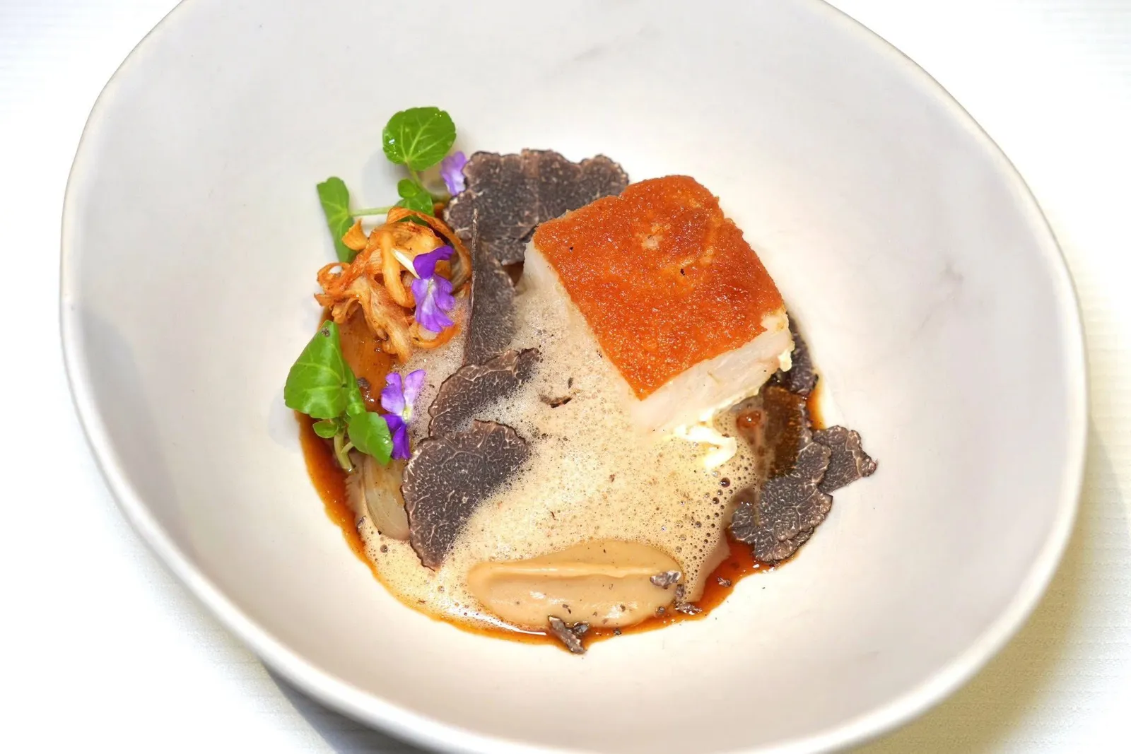 Le Poisson Braisé - BrittanySeasonal Fish | Truffle Cream | Salsify | Onion Foam | Poultry Jusปลาตามฤดูกาลที่ผ่านการตุ๋นแบบบราซิง เชฟนำปลาเทอร์บอทไปจี่จนผิวเริ่มสุก จากนั้นเคี่ยวกับน้ำสต๊อกในไฟอ่อนในภาชนะปิด ด้านบนท็อปด้วยครัมเบิ้ลพาเมซานกรอบ ๆ องค์ประกอบข้าง ๆ คือโฟมหัวหอม ด้านล่างคือซอสจูไก่และ Truffle Coulis ให้รสชาติเข้มข้นรวมไปถึงอโรมาหอมเย้ายวนใจ สุดท้ายคือ Salsify ที่ผ่านการกงฟีจนนุ่มละมุนรวมไปถึง Salsify ทอดกรอบ เชฟตกแต่งด้วยดอก Verbena จากนั้นค่อย ๆ ขูดทรัฟเฟิลลงไปทั่ว ๆ จาน (17/20)