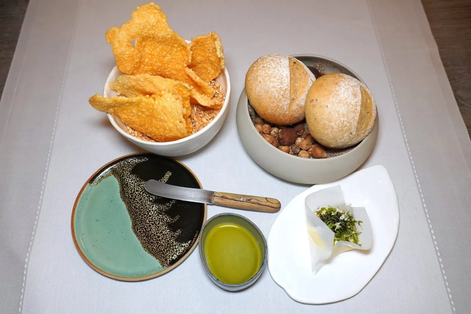 Bread, Butter and Olive Oilขนมปังโฮมเมดเตรียมมาจากเมล็ดผักชีและขิง เชฟเสิร์ฟมากับเนยจาก Maison Bordier ที่เตรียมขึ้นมาจากน้ำมันมะกอกและเลมอนจากเมือง Menton นอกจากนี้ยังมี Crispy Puffed Polenta เป็นข้าวโพดพองกรอบ ในถ้วยคือน้ำมันมะกอกจากเมือง Les Baux-de-Provence ให้อโรมาของผลไม้กงฟีและ Tapenade มะกอก