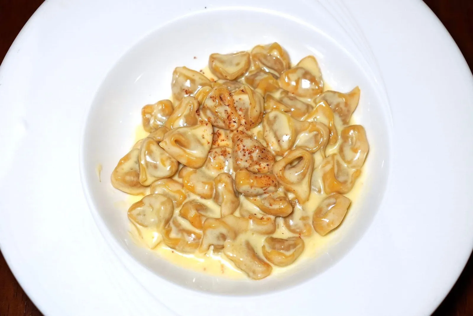 Tortellini Artusiani (420++)Classic roasted mix pork small ravioli in creamed Parmigiano Reggianoห้ามพลาดเมนูพิเศษที่ได้รับแรงบันดาลใจมาจาก La scienza in cucina e l’arte di mangiar bene (“Science in the Kitchen and the Art of Eating Well”) หนังสือ Cookbook ที่ประพันธ์โดยนักเขียนนามว่า Pellegrino Artusi และถูกยกให้เป็นหัวใจสำคัญของอาหารอิตาลียุคใหม่ พาสต้าทรงเกี๊ยวขนาดเล็ก ด้านในสอดไส้เนื้อหมูที่ผ่านการต้มจนสุก จากนั้นคลุกเคล้ามาในซอสครีม Parmigiano Reggiano ที่มีความหอม มัน และครีมมี่ รสชาติอร่อยสมกับเป็นเมนูโบราณอายุกว่า 200 ปี (14/20)