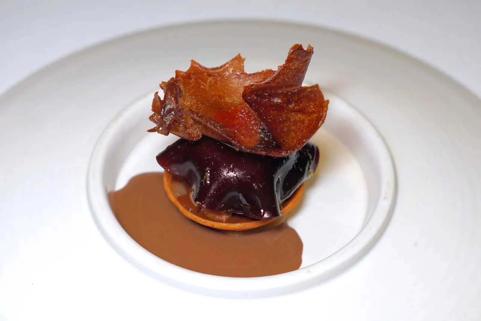 Le CafeGavotte Coffee | Brazil Nuts Praline | Date Sorbet With Argan Oilทาร์ตวานิลลาที่บรรจุพราลีนอยู่ด้านใน ด้านบนคือกาว็อตหรือแผ่นบิสกิตบาง ๆ เตรียมมาจากกาแฟจับคู่มากับซอสกาแฟ ไฮไลท์คือซอร์เบท์อินทผลัมและน้ำมันอาร์แกนให้อโรมาที่หอมมีมิติ (17/20)