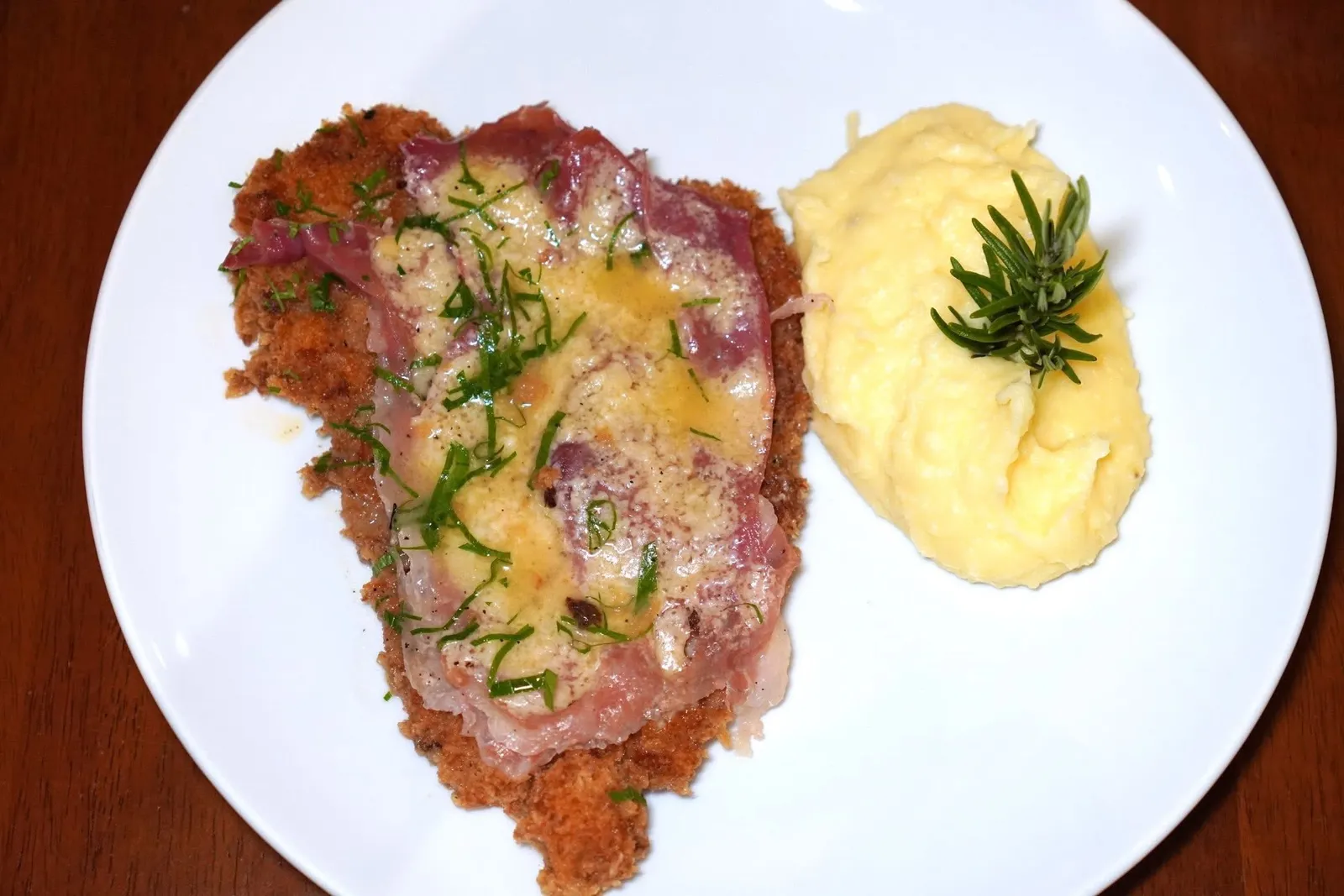 Cotoletta alla Petroniana (990++)Breaded veal rump, topped with 24 months Prosciutto di Parma and melted Parmigiano Reggiano. (Side: salad, mashed potato)เนื้อลูกวัวชุบเกล็ดขนมปังทอดกรอบ ด้านบนท็อปด้วย Parma Ham สร้างรสชาติเค็มและชีส Parmigiano Reggiano ที่ถูกทำให้ละลายจนเยิ้มให้ความครีมมี่และอูมามิ ข้าง ๆ กันคือมันบดเนื้อเนียน (14/20)