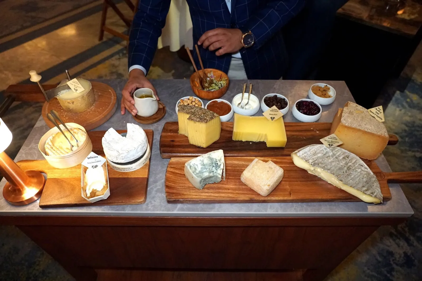 Le Fromage"Les Frères Marchand" Cheese | Flower Gardenล้างปากด้วยชีสหลากหลายชนิดจากผู้ผลิตชื่อดังระดับโลกอย่าง Les Frères Marchand ทางร้านเสิร์ฟมาดับโคนกรอบที่บรรจุชัทนีย์สับปะรดและใบเบซิลแห้งเอาไว้ เจลลี่มะม่วงสุกและเสาวรส สลัดผักรวมกับไวท์บัลซามิกและมะกอก ตรงกลางคือครีม Isigny ท็อปด้วยถั่วฮาเซลนัท