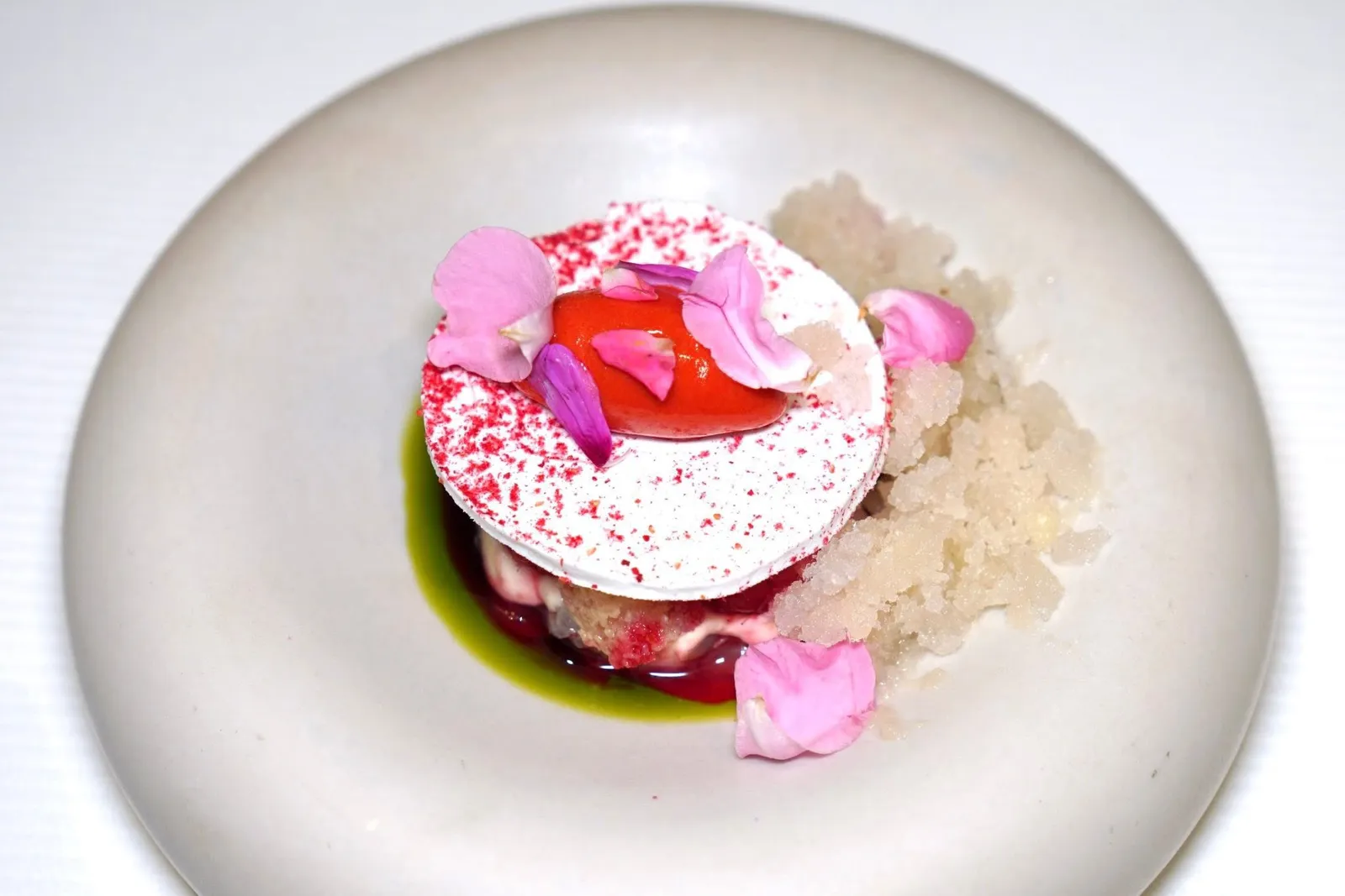 PamplemousseGrapefruit | Candied Raspberry | Lychee & Jasmine Granitaของหวานจานหลักคือกรานิต้าเกรปฟรุต ด้านล่างคือสลัดเกรปฟรุตและส้มโอจับคู่มากับ Isigny ครีม ยังมีราสเบอร์รี่กงฟีกับกาโตวานิลลา ด้านบนคือเมอแรงก์ ผงราสเบอร์รี่ และไอศกรีมที่ผสมผสานราสเบอร์รี่กับโกจิเบอร์รี่เพื่อให้รสเปรี้ยวมีความโดดเด่นมากขึ้น สุดท้ายพนักงานจะเทกรานิต้าที่ผสมผสานน้ำลิ้นจี่และน้ำลอยดอกมะลิลงไปข้าง ๆ จาน (17/20)