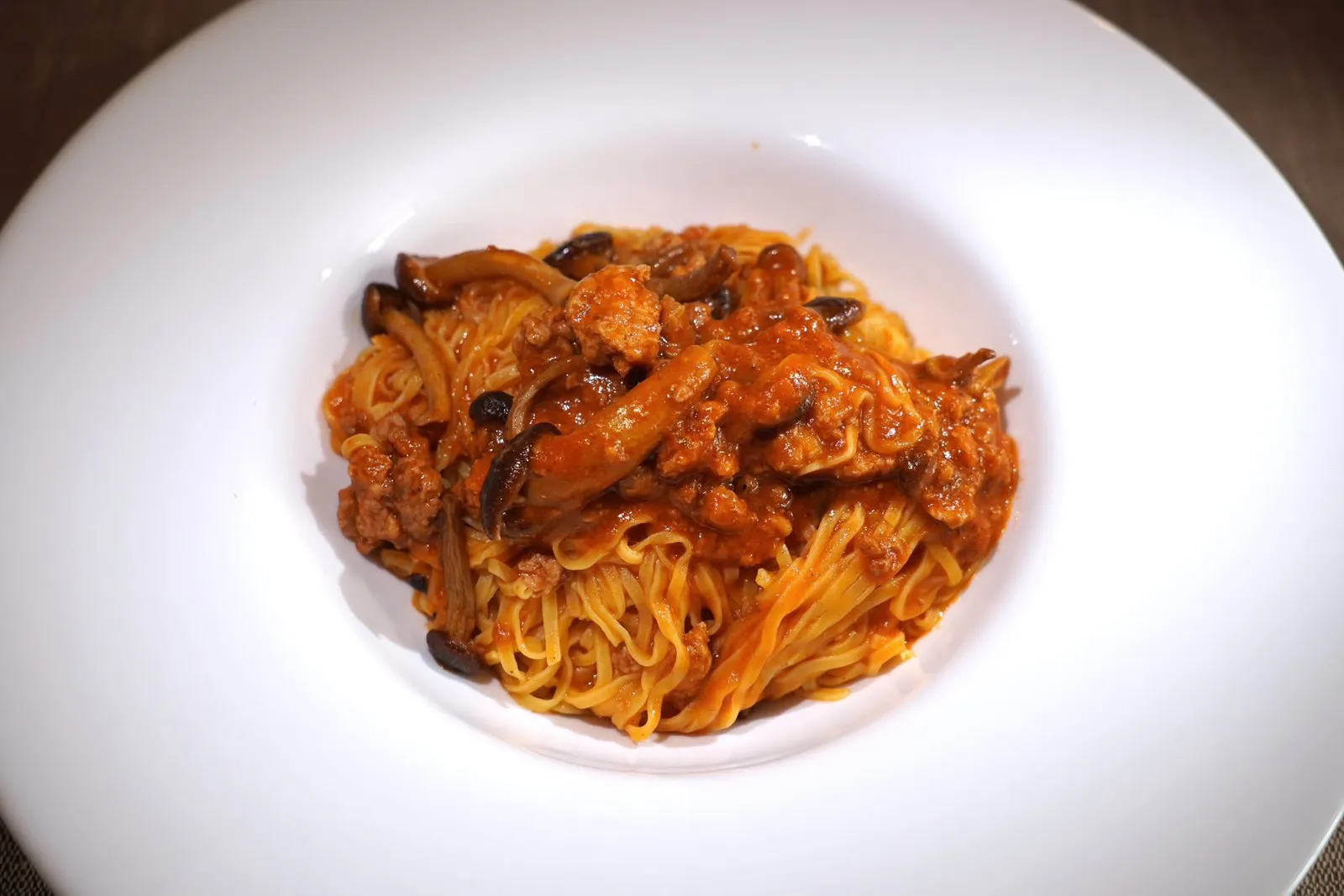 Egg Tagliolini Pasta (16 €)with veal ragu and porcini mushrooms with rosemaryพาสต้าเส้นไข่ Tagliolini บางเรียวคลุกเคล้ามากับซอสรากูเนื้อลูกวัวผสมผสานกันกับความนุ่มหนึบของเห็ดพอร์ชินี (13/20)