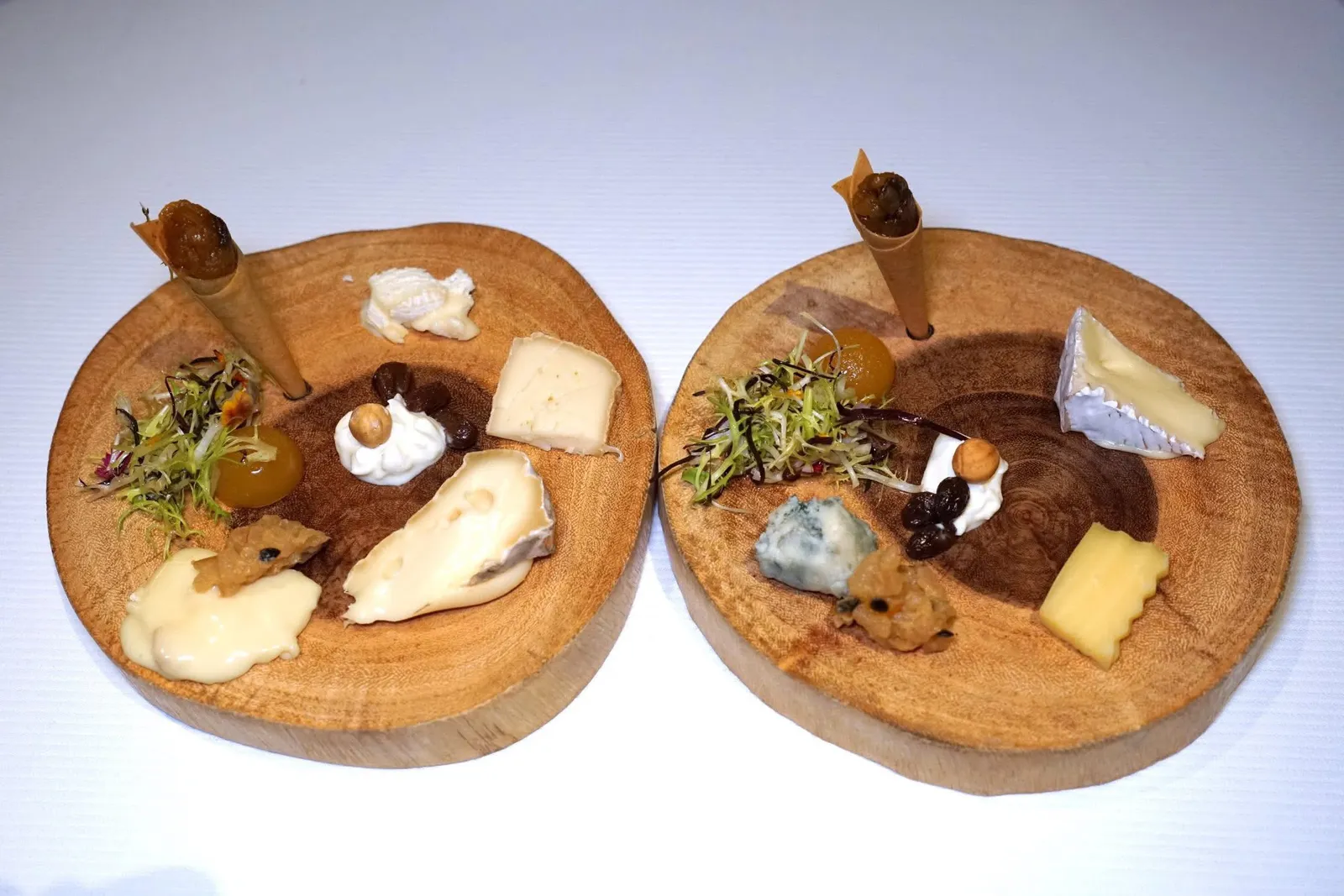 Le Fromage"Les Frères Marchand" Cheese | Flower Gardenล้างปากด้วยชีสหลากหลายชนิดจากผู้ผลิตชื่อดังระดับโลกอย่าง Les Frères Marchand ทางร้านเสิร์ฟมาดับโคนกรอบที่บรรจุชัทนีย์สับปะรดและใบเบซิลแห้งเอาไว้ เจลลี่มะม่วงสุกและเสาวรส สลัดผักรวมกับไวท์บัลซามิกและมะกอก ตรงกลางคือครีม Isigny ท็อปด้วยถั่วฮาเซลนัท