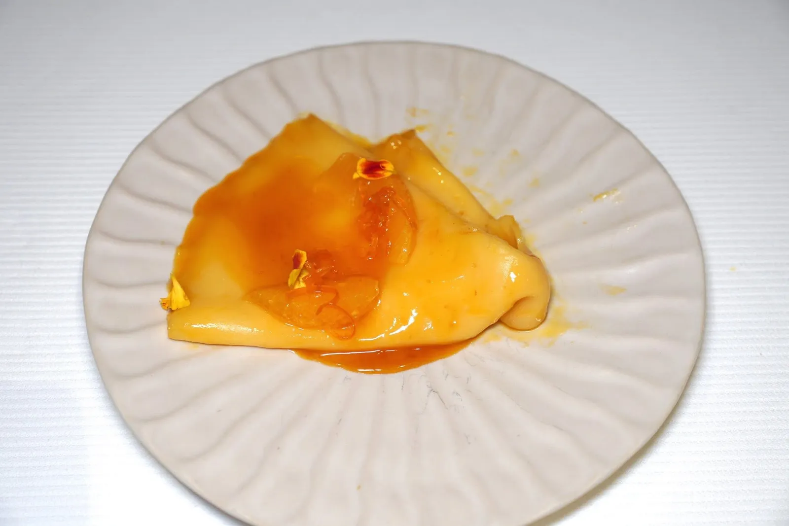 Crêpes Suzetteคั่นด้วยของหวานสุดเซอไพรซ์อย่างเครปซูแซ็ตต์ซึ่งพนักงานจะมาฟล็อมเบย์ด้วยเหล้ารัมให้ลูกค้าชมกันสด ๆ ที่ข้างโต๊ะอีกด้วย