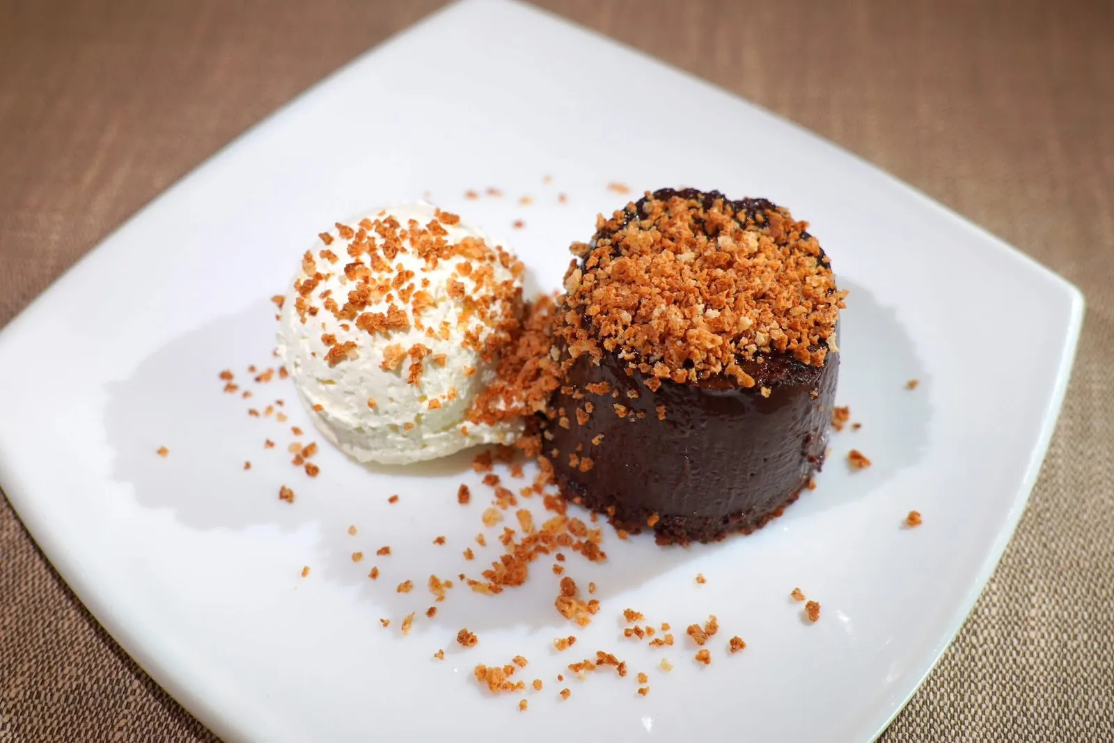 Bunet (Typical Piedmont Dessert) (8 €)traditional chocolate pudding, with whipped cream and crumbled amarettiBunet หรือ Bonet เป็นของหวานท้องถิ่นดั้งเดิมของแถบ Piedmont มีลักษณะเป็นพุดดิ้งช็อกโกแลตเนื้อเนียนคล้ายคัสตาร์ดผสมคุกกี้ Amaretti บด ทางร้านเสิร์ฟมากับวิปปิ้งครีมหอมมัน (13/20)