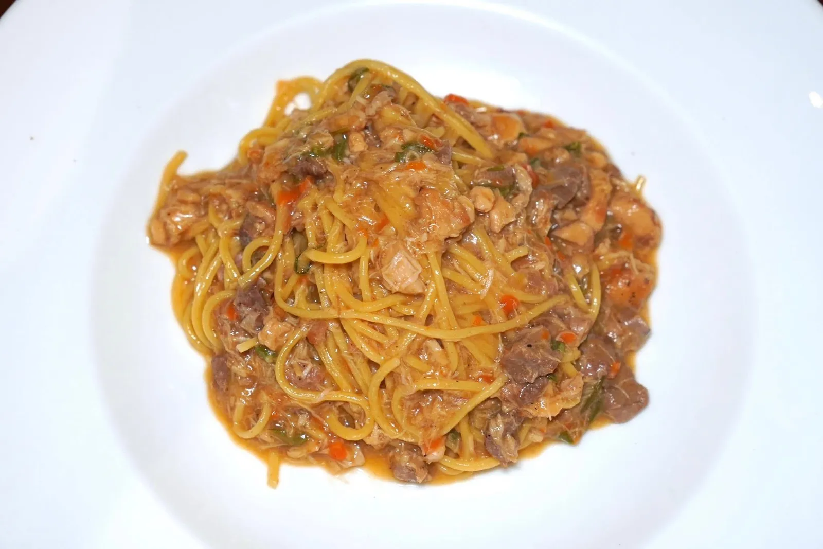 Stringhetti al Ragu di Cortile (390++)Egg noodles with white poultry ragoutStringhetti เป็นพาสต้ารูปเส้นที่เตรียมมาจากไข่ให้เนื้อสัมผัสที่แตกต่าง เชฟราดด้วยซอสที่เตรียมมาจากเนื้อไก่ (13/20)
