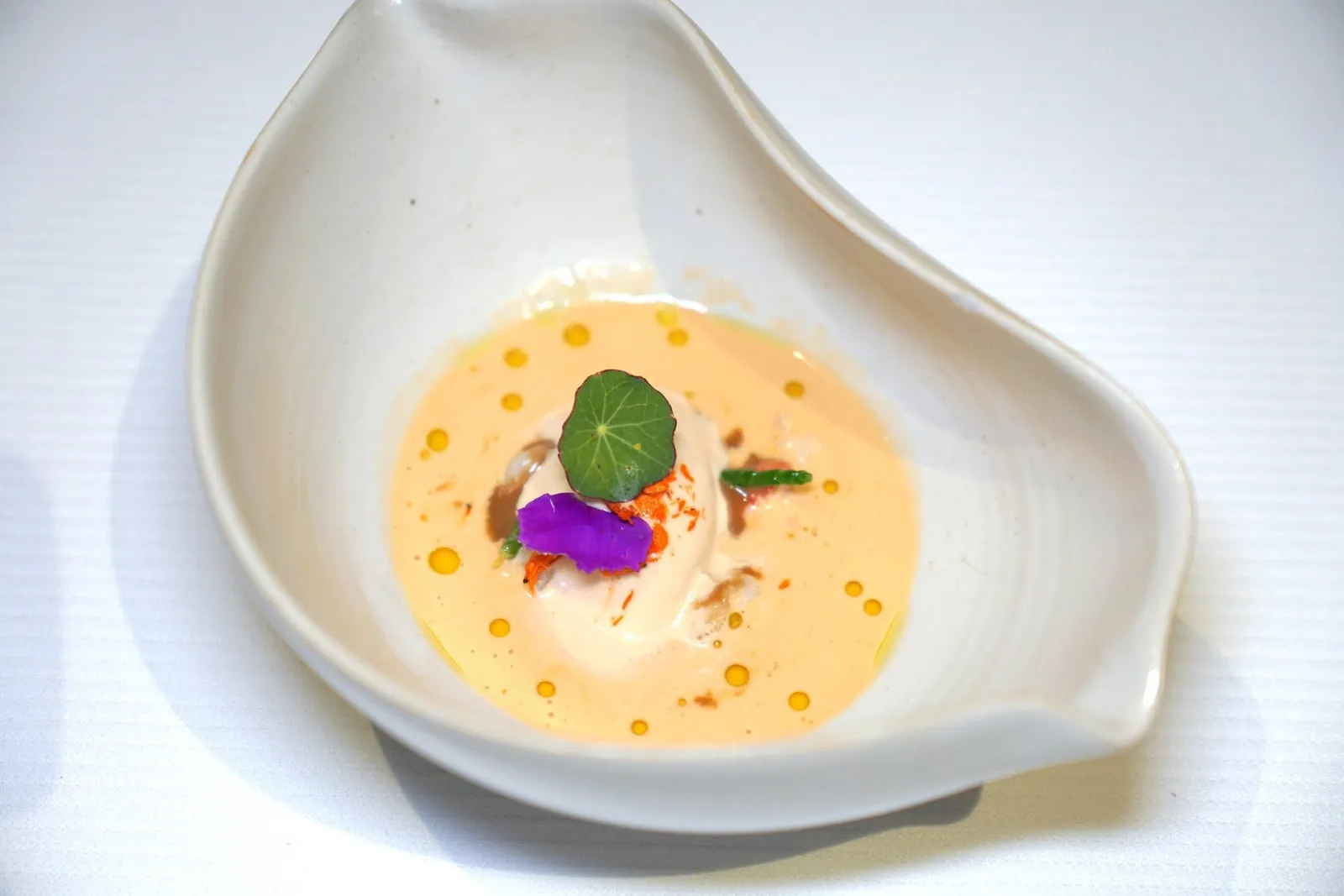 La Homard - BrittanyLobster | Carrot Mousseline | Spinach | Satay Sauce | Shell Sorbetในถ้วยเล็กคือล็อบสเตอร์บิสก์ผสมกับนม เชฟเสิร์ฟมากับมูสล็อบสเตอร์รวมไปถึงซอร์เบท์ที่เตรียมมาจากน้ำสต๊อกเปลือกกุ้ง ด้านบนตกแต่งด้วยกลีบดอก Sweet William (15/20)