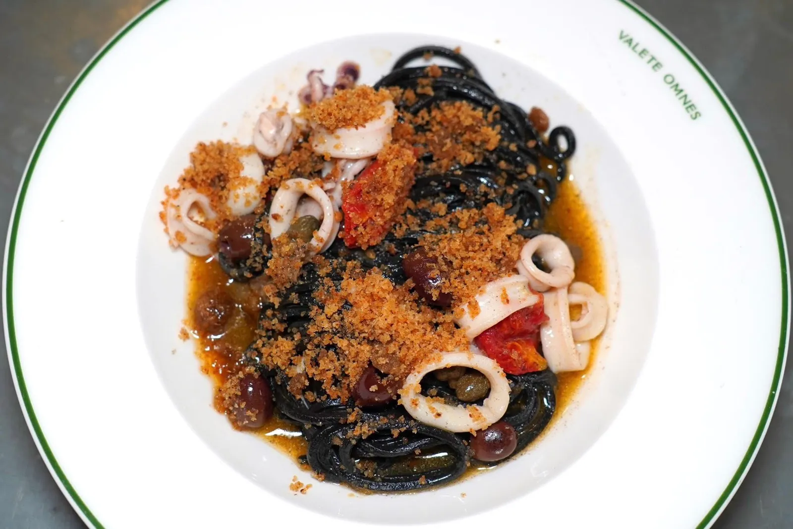 Squid Ink Pasta with baby Calamari, Confit Tomatoes, Pantelleria Capers andTaggiasche Olives (14 €)พาสต้าหมึกดำเสิร์ฟมากับหมึกวง ในจานมีความอุมามิของมะเขือเทศกงฟีผสานกันกับความเค็มของมะกอก Taggiasche และเคเปอร์ (14/20)