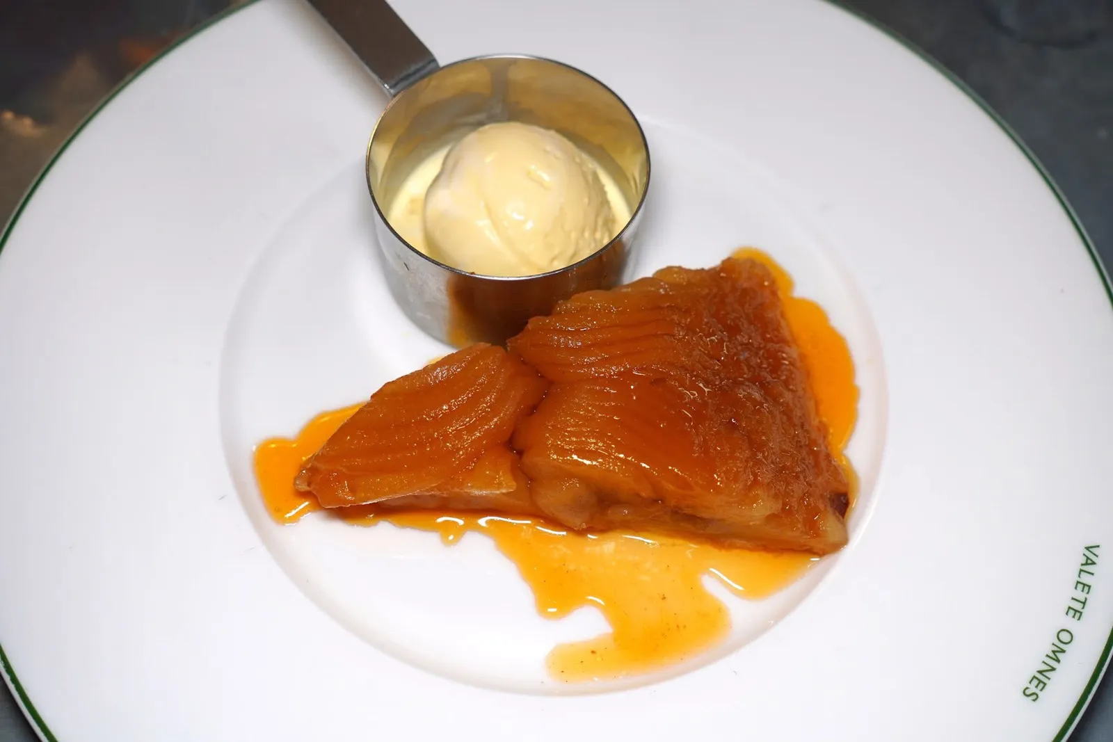 Tarte Tatin with Vanilla Ice Cream (7.5 €)Tarte Tatin แอปเปิ้ลเสิร์ฟมาอุ่น ๆ เนื้อสัมผัสมีความละมุน รสชาติหวานอมเปรี้ยว จับคู่กับไอศกรีมวานิลลาหอมมันเย็น ๆ เข้ากันได้อย่างไร้ที่ติ (15/20)