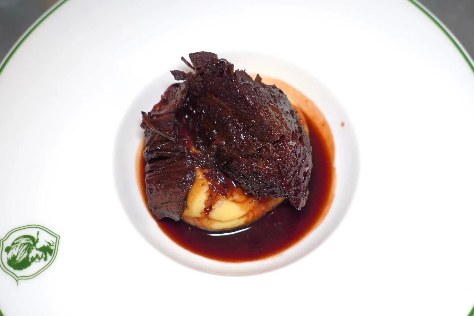 Tender Veal Cheek Slow Cooked in Barbera Wine Served with Potatoes Purée (19 €)เนื้อแก้มลูกวัวที่ผ่านการตุ๋นกับไวน์ Barbera จนนุ่มละมุนไร้ที่ติ ทั้งยังมีรสชาติที่เข้มข้นพอเหมาะ ด้านล่างรองด้วยมันฝรั่งบดเนื้อเนียนสร้างมิติทางเนื้อสัมผัสได้อย่างดีเยี่ยม (15/20)