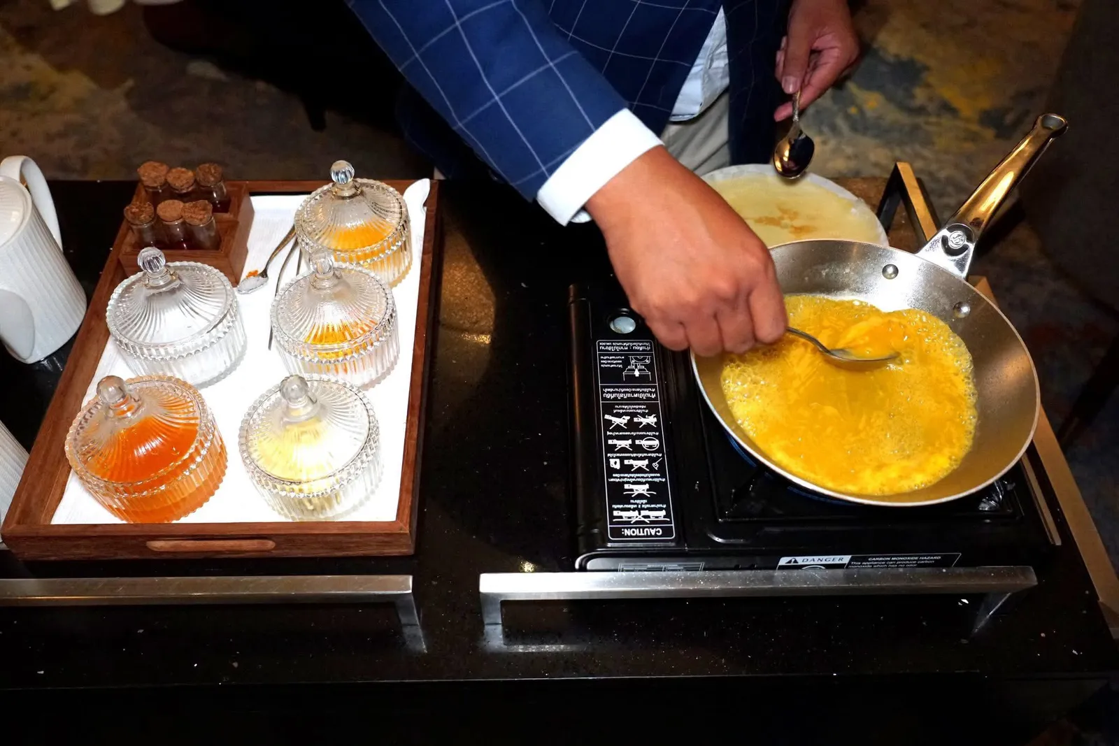 Crêpes Suzetteคั่นด้วยของหวานสุดเซอไพรซ์อย่างเครปซูแซ็ตต์ซึ่งพนักงานจะมาฟล็อมเบย์ด้วยเหล้ารัมให้ลูกค้าชมกันสด ๆ ที่ข้างโต๊ะอีกด้วย