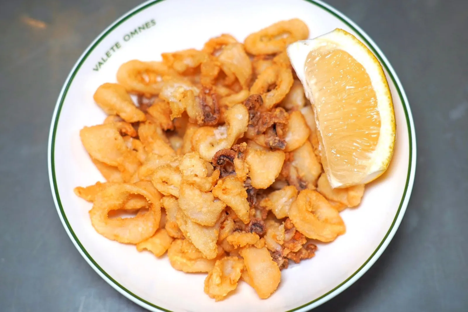 Crispy Fried Calamari (10 €)หมึกตัวจิ๋วที่ผ่านการชุบแป้งทอดมาจนกรอบพอดีคำเหมาะกับการจับคู่กับเครื่องดื่มมาก ๆ (14/20)