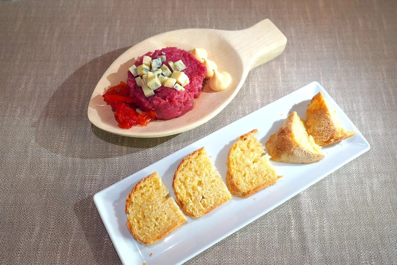 Beef Tartare (16 €)egg yolk sauce, candied peppers and typical Lanzo cheeseเริ่มต้นด้วยทาทาร์เนื้อวัวเสิร์ฟมากับชีส Lanzo สร้างความฉุนและเค็มที่พอเหมาะ ข้าง ๆ คือพริกหวานเชื่อมเสริมความหวาน สุดท้ายคือครีมซอสไข่แดงสร้างความละมุนกลมกล่อม (13/20)