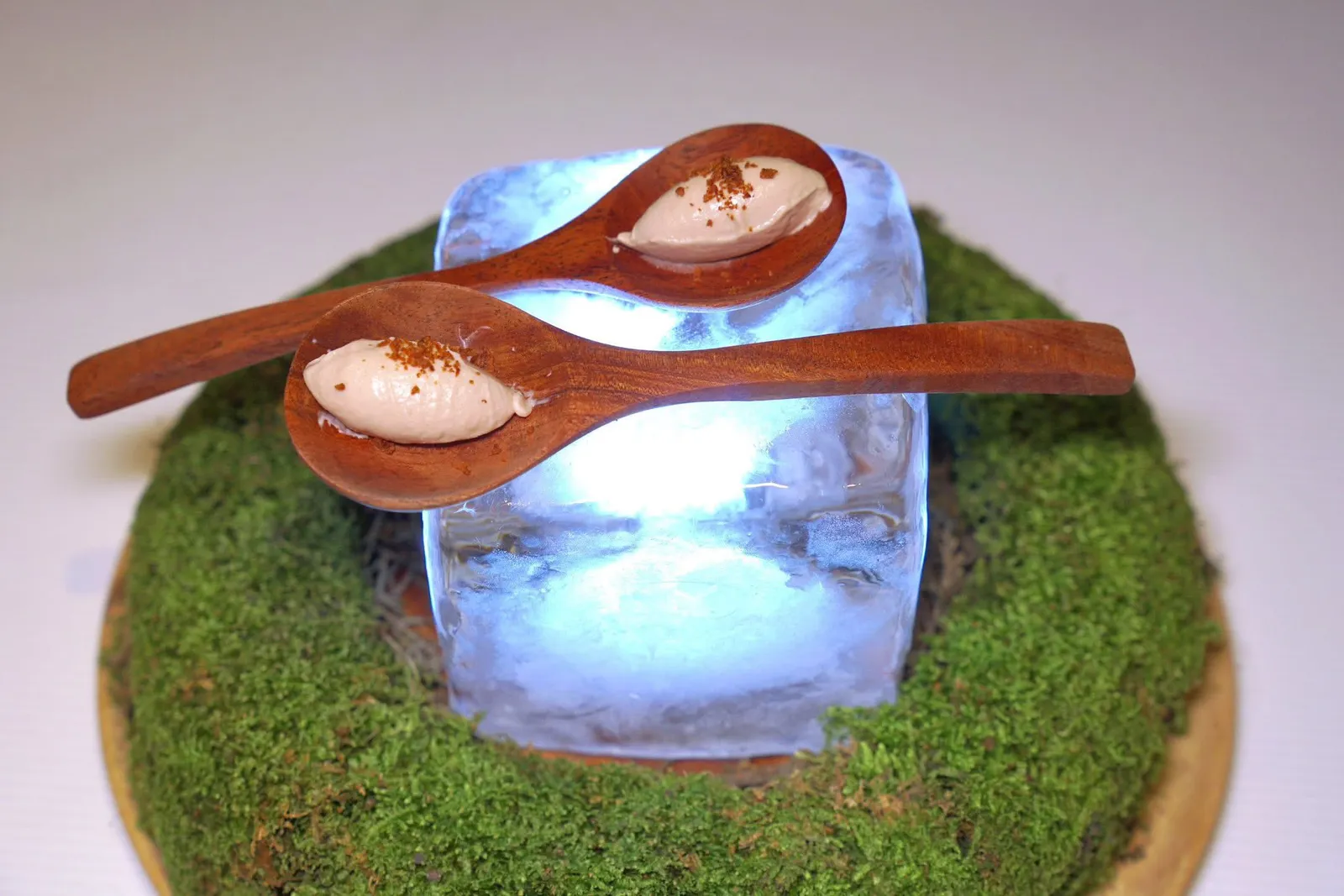 Amuse BoucheButternut Soup I Chestnut ice cream | parmesan Emulsion | Calendulaวิธีรับประทานให้นำช้อนซึ่งบรรจุไอศครีมเกาลัดท็อปด้วยเบคอนไก่ผสมลงไปในซุปสร้างอุณหภูมิที่แตกต่างระหว่างร้อนและเย็นในทุก ๆ คำ (16/20)