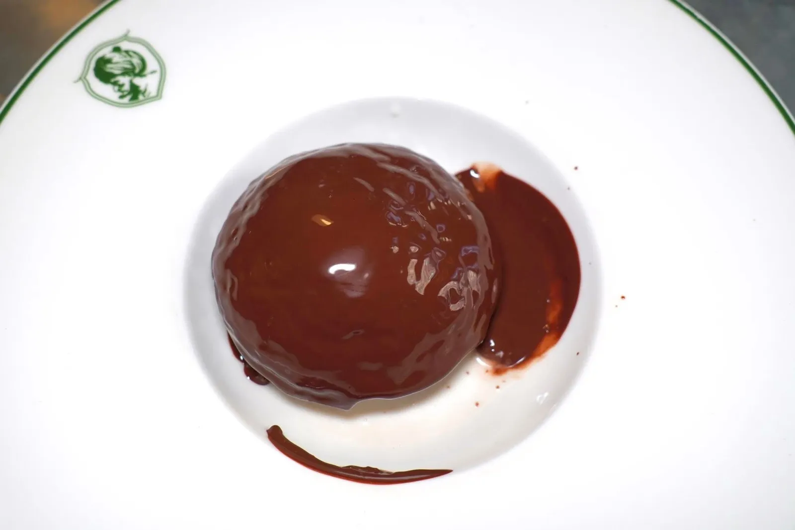Profiteroles Kayambe 72% chocolate and Fiordilatte Ice Cream Vanilla Lavany from Madagascar (8.5 €)Profiteroles ทรงแปลกชิ้นใหญ่ยักษ์ราดด้วยช็อกโกแลต 72% นอกจากนี้ยังมีไอศกรีมวานิลลามาดาร์กัสการ์สอดไส้อยู่ด้วย (14/20)
