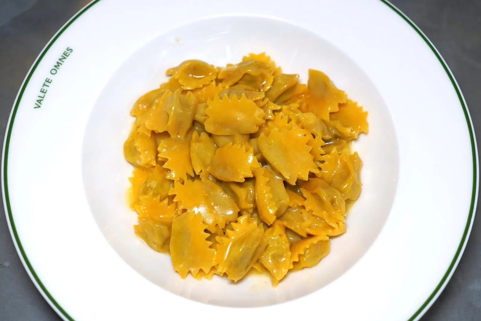 Our Agnolotti del Plin Filled with Roasted Three Meats (Veal, Rabbit and Pork) Sautéed with Alpine Butter (14 €)ขอปักหมุดสุดยอดเมนูเด็ดอย่าง Agnolotti del Plin ที่ปั้นกันสด ๆ ด้านในสอดไส้เนื้อลูกวัว เนื้อกระต่าย และเนื้อหมูบดคลุกรวมกันจนได้เนื้อสัมผัสที่โดดเด่นยากจะลืมได้ลง เชฟต้มจนสุกแล้วนำมาคลุกกับซอสเนยภูเขา Beurre Bresse en Baratte จากฝั่งฝรั่งเศสสร้างความหอมและความละมุนอันไร้ที่ติ (16/20)
