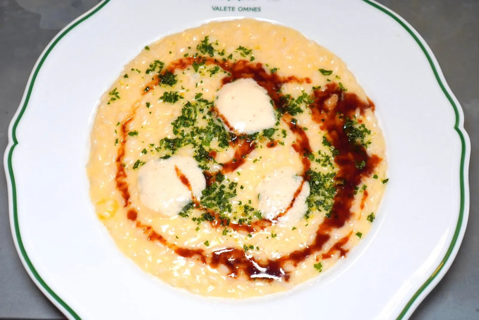 Risotto with Parmesan Cheese, Lemon, Bone Marrow and Gravy (14 €)ข้าวรีซอตโต้กันกับชีสพาเมซานสร้างความครีมมี่ที่พอเหมาะคัดกันกับความเปรี้ยวและสดชื่นของเลมอน ด้านบนท็อปด้วยฟองดูชีสและซอสเกรวี่ที่มีรสชาติอันเข้มข้นของไขกระดูก (16/20)