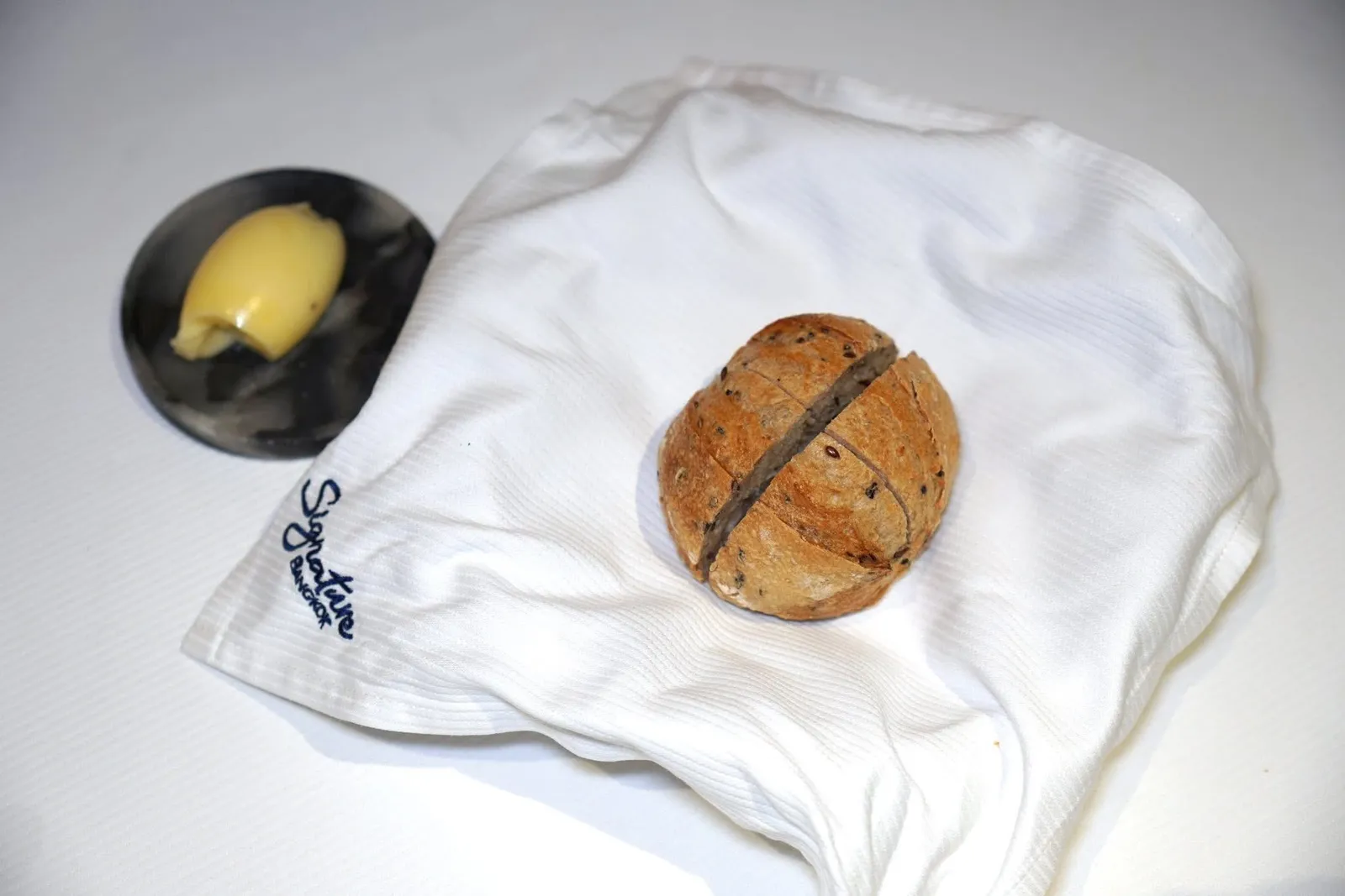 Seed Sourdroughขนมปัง Seed Sourdough ที่เตรียมขึ้นมาจากยีสต์โดยอาศัยสูตรของคุณแม่เชฟซึ่งจะมีความหอมของน้ำผึ้งและแอปเปิ้ลไซเดอร์