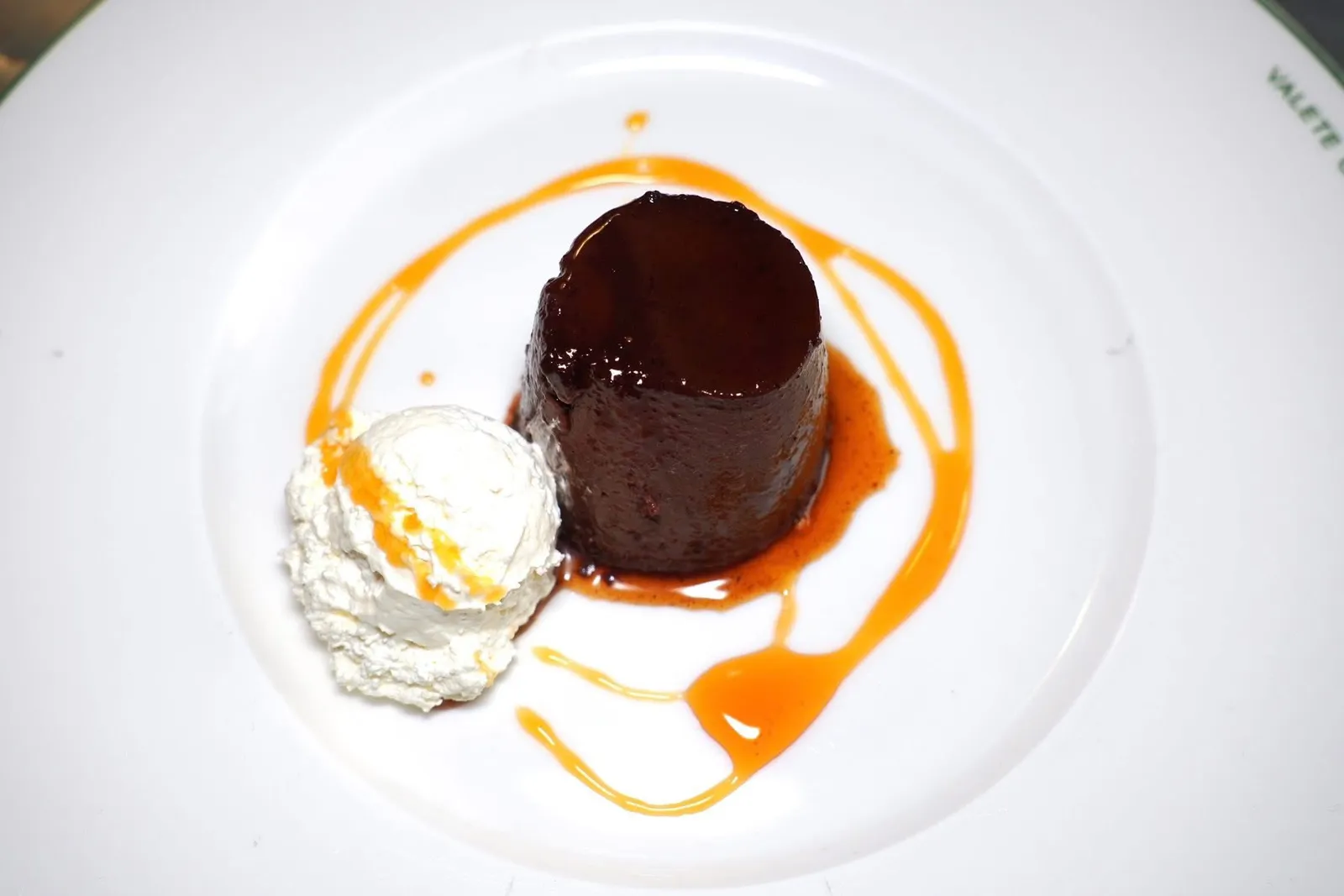 Bonet (5.5 €)Bonet เป็นของหวานท้องถิ่นดั้งเดิมของแถบ Piedmont มีลักษณะเป็นพุดดิ้งช็อกโกแลตเนื้อเนียนคล้ายคัสตาร์ด ทางร้านเสิร์ฟมากับวิปปิ้งครีมหอมมัน (15/20)