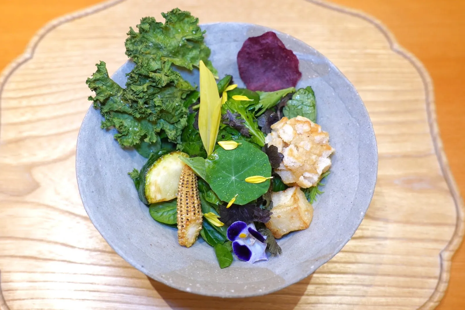 Saladสุดยอด Signature Dish ของร้านคือสลัดที่ผระกอบขึ้นจากผักต่าง ๆ กว่า 20 ชนิดอย่างเช่นกระเจี๊ยบ แก้วมังกร เผือดทอด ข้าวโพด มะเขือเทศ มัน แตงกวา มะเขือ บีทรูท นอกจากนี้ยังใช้เทคนิคการปรุงเพื่อให้ได้เนื้อสัมผัสแตกต่างกันอย่างมีมิติและลงตัวไม่ว่าจะเป็นผักสด หมัก ทอด ทำให้แห้ง และอื่น ๆ อีกมากมาย จากนั้นปรุงรสด้วยน้ำมันงา Taihaku Goma Abura นั่นเอง (16/20)