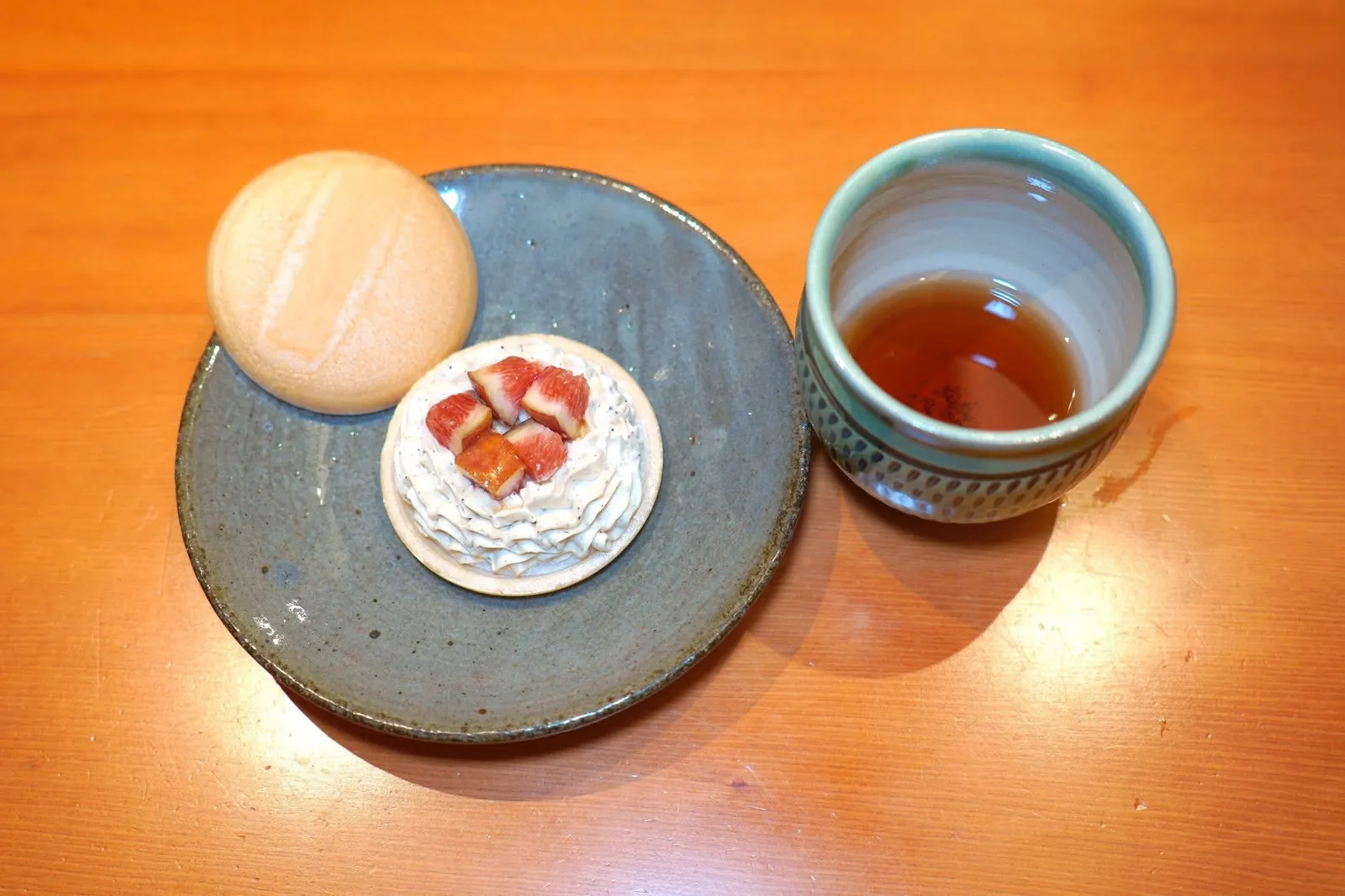 MonakaWhite grape / Hojicha / Mascarponeปิดท้ายด้วย Monaka กรอบ ๆ ด้านในตรงกลางคือ Mascarpone และองุ่นขาว เชฟแนะนำให้รับประทานสลับไปกับ Hojicha เย็น ๆ ที่เตรียมมาจากชาอู่หลงไต้หวันคั่ว (15/20)