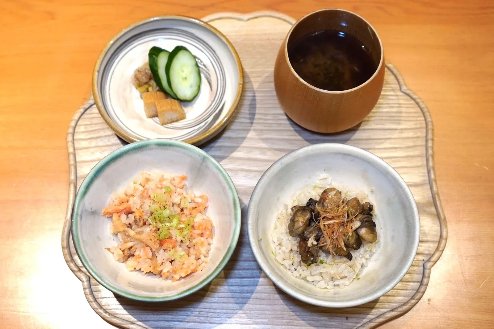 RiceOyster / Troutข้าวหอยนางรมมีความหอมและอุมามิ เชฟนำข้าวไปหุงกับขิง จากนั้นเสิร์ฟมากับหอยนางรมที่มีรสชาติค่อนข้างเข้มข้น เนื้อสัมผัสนุ่มหนึบ ไม่คาวแม้แต่น้อย ด้านบนคือหอมแดงทอดกรอบและมะนนาวสร้างรสชาติเปรี้ยว อีกฝั่งหนึ่งคือข้าวหน้าปลาเทร้าต์จากฮอกไกโดเสิร์ฟมากับกะหล่ำดอกแห้งเคี้ยวกรึบและเซเลอรี่ฝานบาง นอกจากนี้ยังมีผักเคียงและน้ำซุปมิโสะใส่สาหร่ายรสชาติเข้มข้น (15/20)