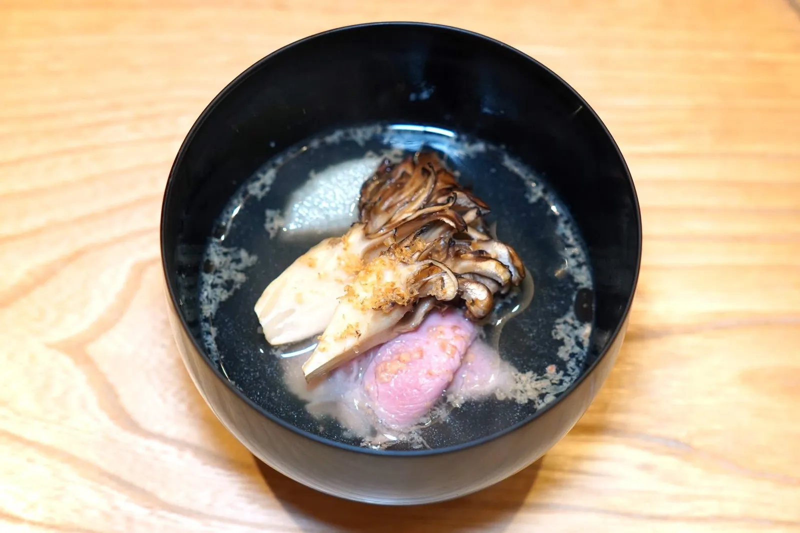 Pork ShoulderMaitake Mushroom / Yam / Walnutมันและส่วนขาหน้าของหมูที่ผ่านการซูวีกับดาชิ ซีอิ๊ว และน้ำตาล จากนั้นเสิร์ฟมาในน้ำซุปต้มเตรียมขึ้นจากกระดูกปลา 3 ชนิดให้รสชาติกลมกล่อม ยังมีเห็ดไมทาเกะสร้างความหนึบที่พอเหมาะ สุดท้ายคือการใส่ถั่ววอลนัทขูดและน้ำมันถั่ววอลนัทลงไป (16/20)
