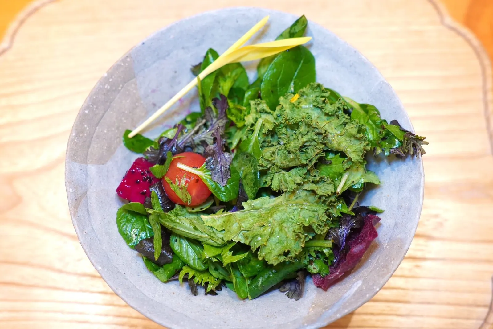 Saladสุดยอด Signature Dish ของร้านคือสลัดที่ผระกอบขึ้นจากผักต่าง ๆ กว่า 20 ชนิดอย่างเช่นกระเจี๊ยบ แก้วมังกร เผือดทอด ข้าวโพด มะเขือเทศ มัน แตงกวา มะเขือ บีทรูท นอกจากนี้ยังใช้เทคนิคการปรุงเพื่อให้ได้เนื้อสัมผัสแตกต่างกันอย่างมีมิติและลงตัวไม่ว่าจะเป็นผักสด หมัก ทอด ทำให้แห้ง และอื่น ๆ อีกมากมาย จากนั้นปรุงรสด้วยน้ำมันงา Taihaku Goma Abura นั่นเอง (16/20)