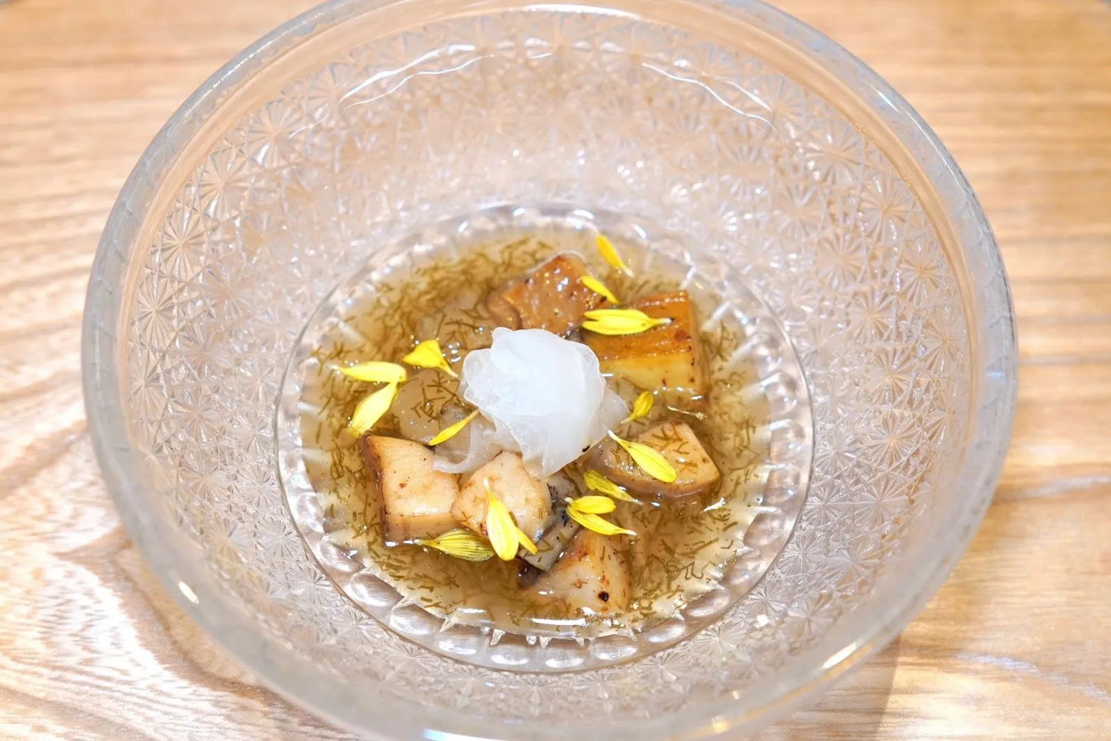 AbaloneWinter Melon / Seaweed / Pickled Radishคอร์สนี้เชฟนำเสนอฟักตุ๋นในดาชิจนนุ่มละมุนสร้างมิติทางเนื้อสัมผัสตัดกันกับหอยเป่าฮื้อเคี้ยวนุ่ม ทั้งยังมีอโรมาของขิงเบา ๆ ซอสรอบ ๆ ใส่สาหร่ายโมซุกุลงไปด้วยให้ความอุมามิและเนื้แสัมผัสที่ยืดคล้ายเจลลี่ สุดท้ายคือแรดิชกรอบ ๆ ที่ผ่านการดองในน้ำส้มสายชูเสาวรสช่วยเรียกความสดชื่นได้นั่นเอง (15/20)