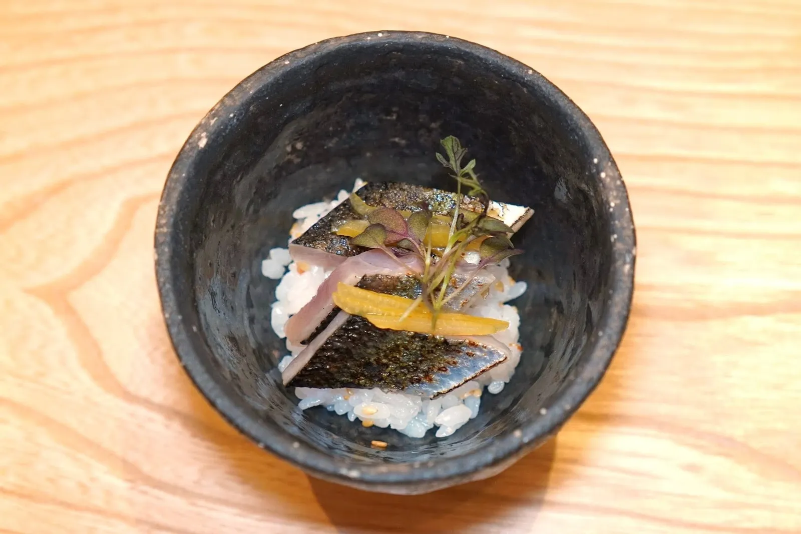 Pacific SaurySmoked Radish / Lemon / Yuzu juiceข้าวซูชิกับงาปรุงแต่งรสชาติด้วยแรดิชรมควัน ไฮไลท์คือปลา Sanma จากจังหวัดฮอกไกโดคลุกเคล้ากับซอสยูซุ เชฟเสิร์ฟมากับผิวเลมอนที่ผ่านปรุงสุกกับน้ำผึ้งจนได้รสหวานปมขมที่ลงตัว (16/20)