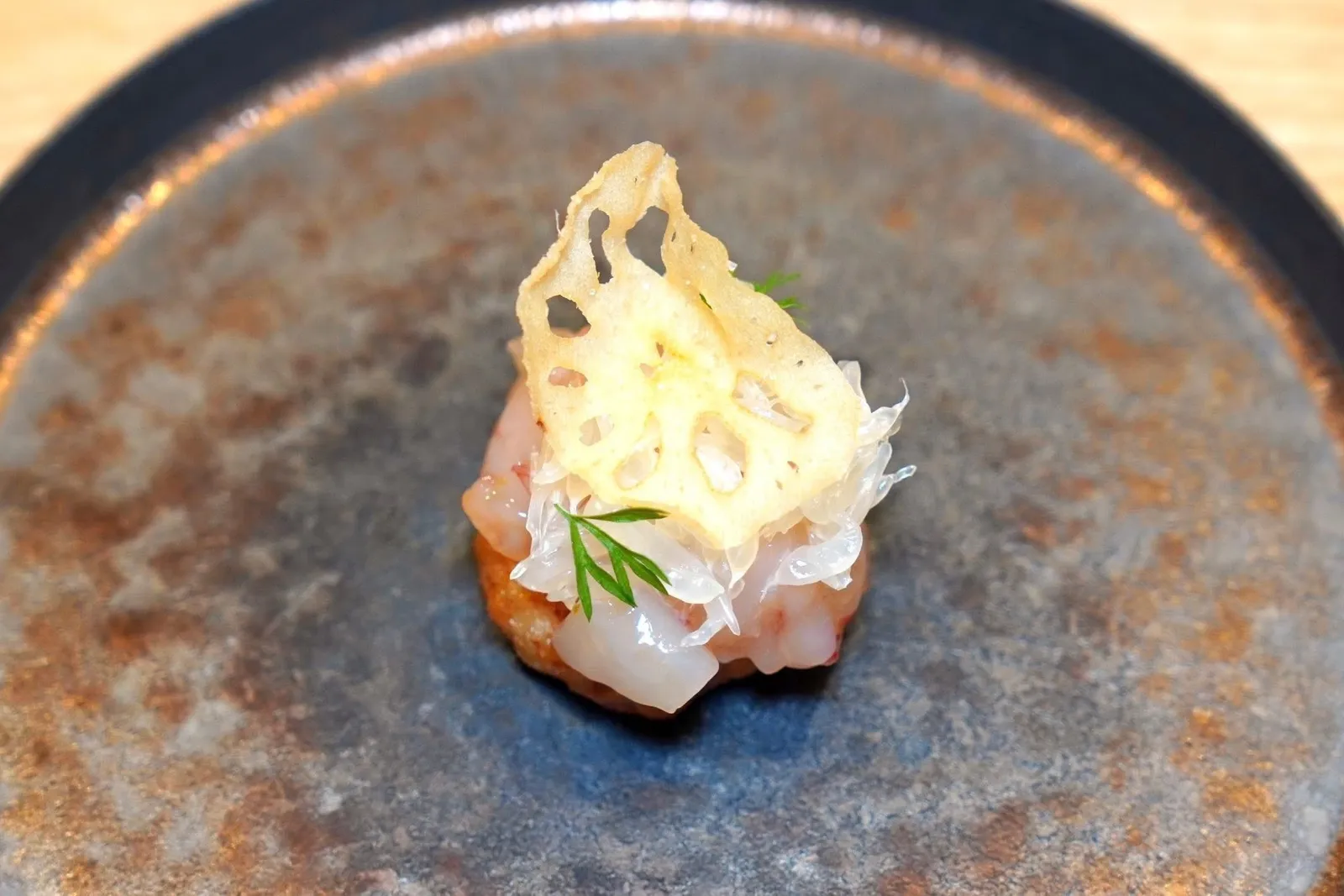 ShrimpLotus Root / Pomeloเริ่มต้นคอร์สแก้วด้วยเกี๊ยวทอดกรอบเสิร์ฟมากับกุ้งสดเนื้อหวาน ๆ ตัดกันกับซีอิ๊วรสเค็มอุมามิ เชฟปรุงรสด้วยสาเกจีนและพริกไทยยูซุ ชั้นถัดไปคือส้มโอสร้างมิติความเปรี้ยว ยังมีพืชในกลุ่มผักชีสร้างกลิ่นฉุนเล็กน้อย ชั้นบนสุดคือรากบัวทอดกรอบ (14/20)