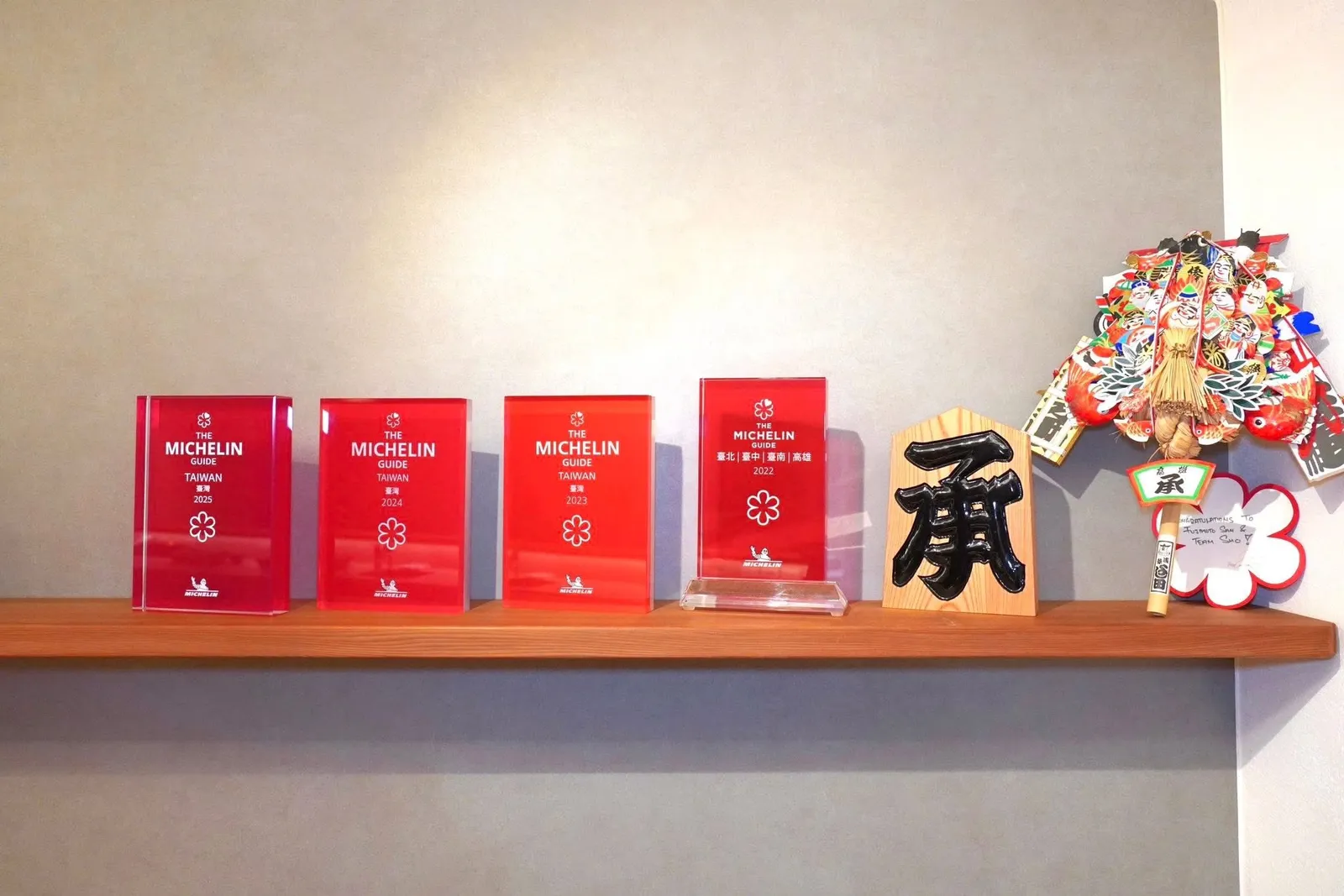 ตัวร้านมีทำเลตั้งอยู่ในชั้น 2 ของอาคารสำนักงานใจกลางย่านธุรกิจของเมืองเกาสง