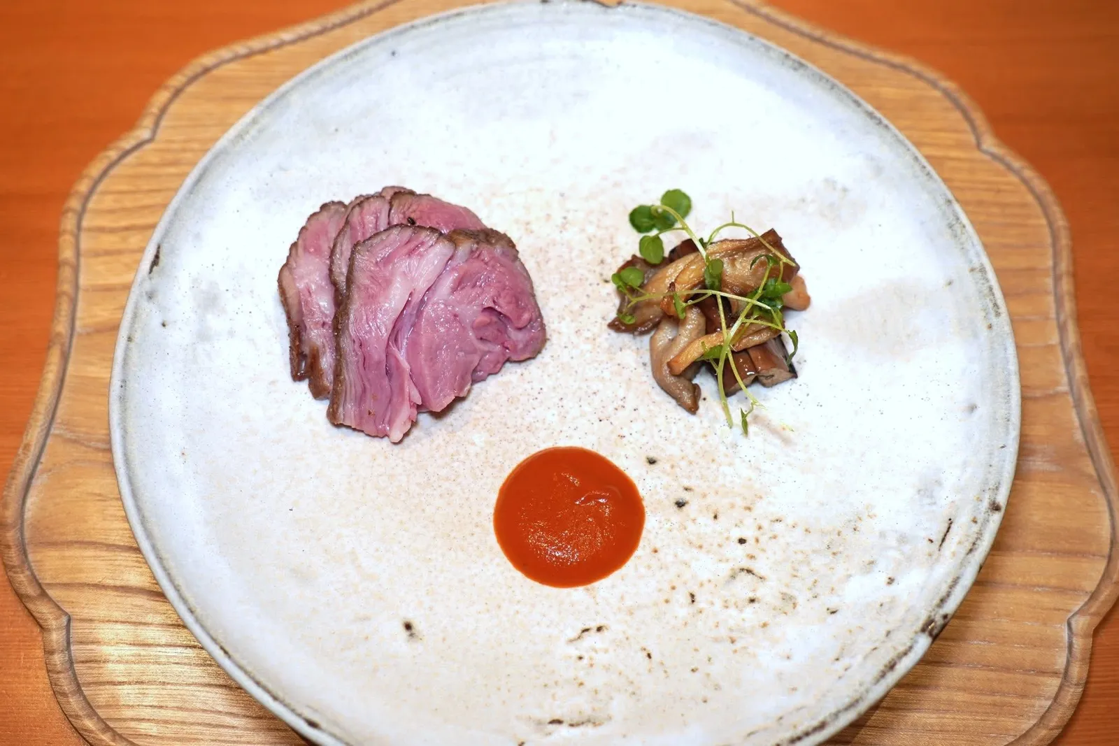 LambMushroom / Eggplant / Chili Bean Sauceเนื้อแกะจากประเทศนิวซีแลนด์เสิร์ฟมากัยมะเขือที่ผ่านการต้มในดาชิและซีอิ๊วจนนุ่มละลาย ส่วนเห็ดเชฟนำไปผัดกับน้ำส้มสายชูไวน์แดงจนได้เนื้อสัมผัสที่นุ่มหนึบพอเหมาะ นอกจากนี้ยังมีซอสที่ผสมผสานมะเขือเทศและปาปริก้าแดงจนเข้ากันให้ความเผ็ดจัดจ้านคล้ายกับซอสแบบจีน (15/20)